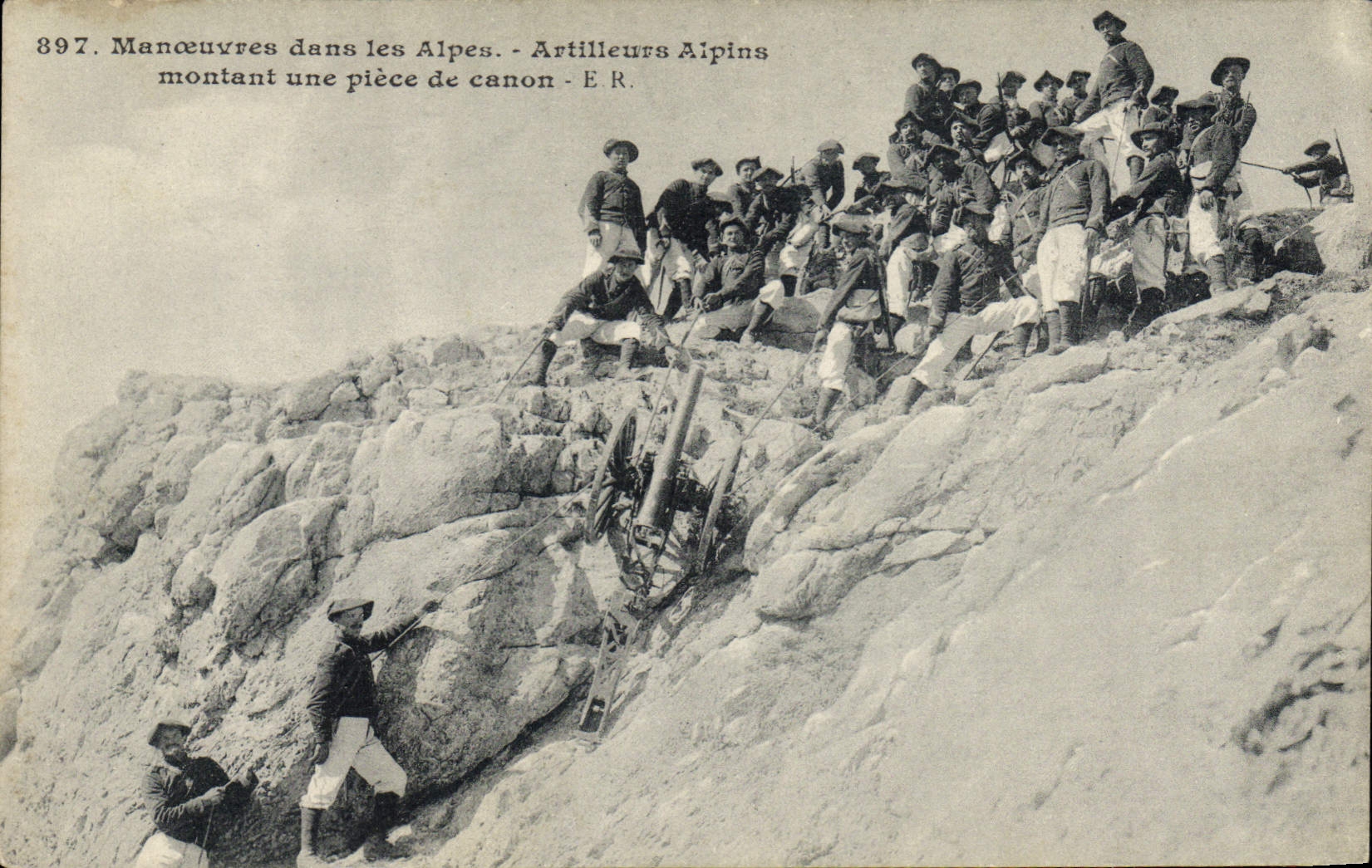 CPA Militaria Chasseurs Alpins Manoeuvres dans les Alpes Artilleurs alpins montant une piece de canon