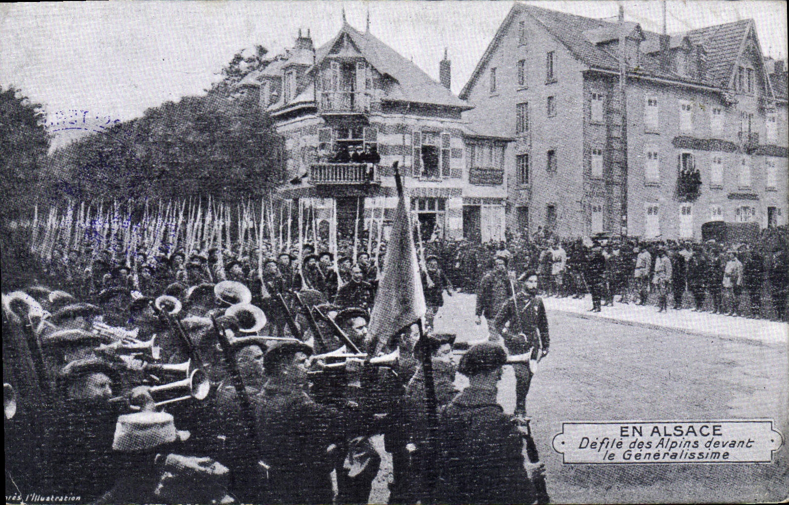 CPA Militaria Chasseurs Alpins En Alsace Defile des Alpins devant le Generallisime