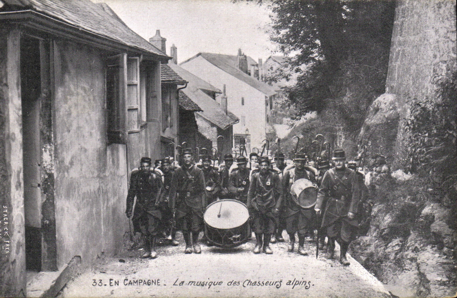 CPA Militaria Chasseurs Alpins En campagne La musique des chasseurs alpins