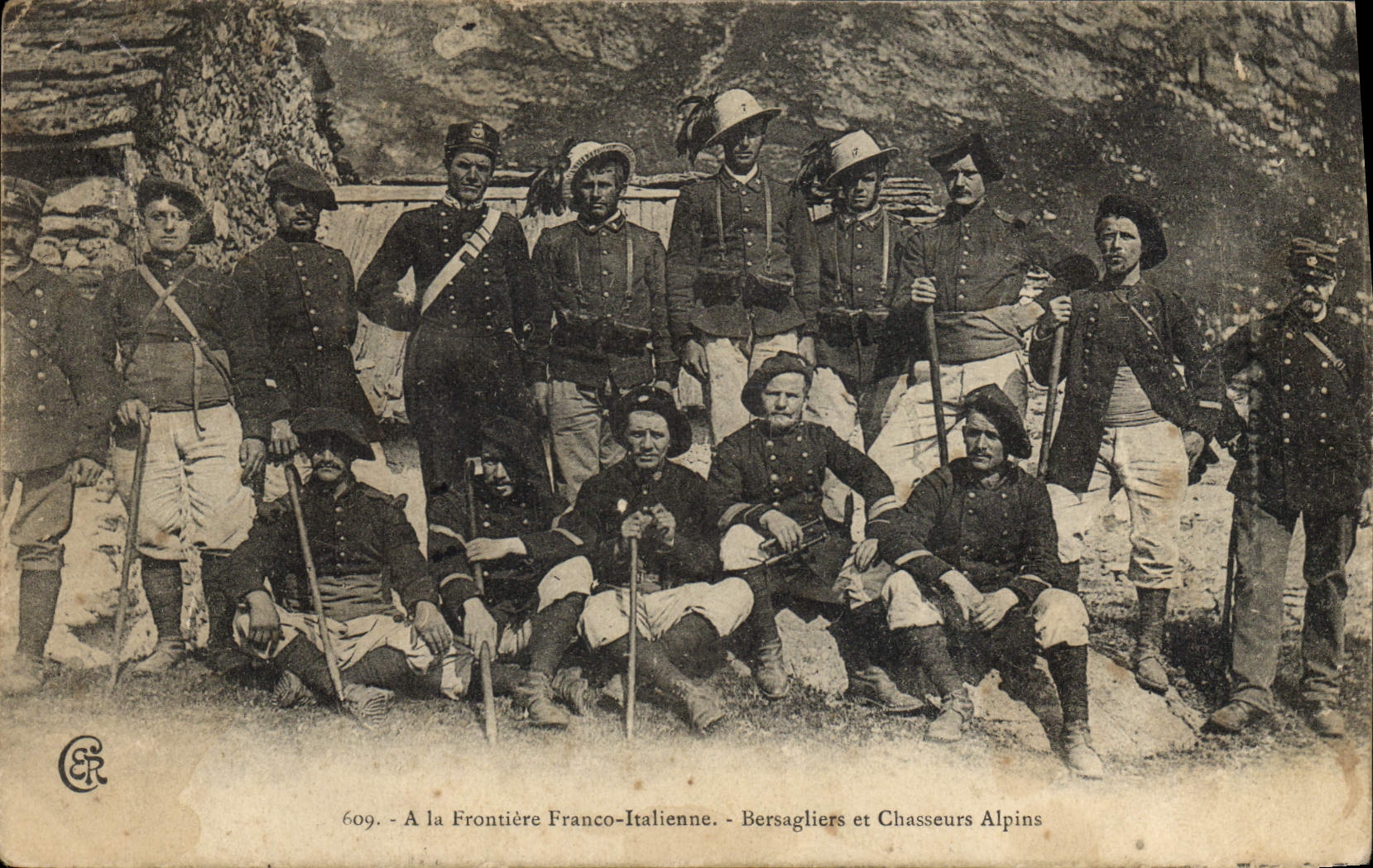 CPA Militaria Chasseurs Alpins A la frontiere franco italienne Bersagliers et Chasseurs Alpins