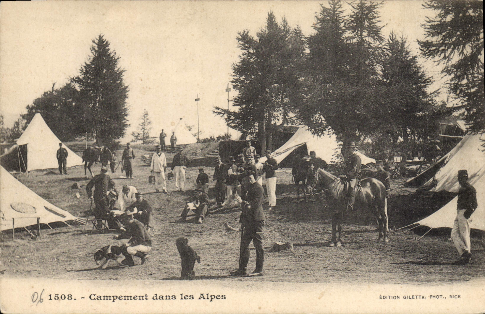 CPA Militaria Chasseurs Alpins Campement dans les Alpes