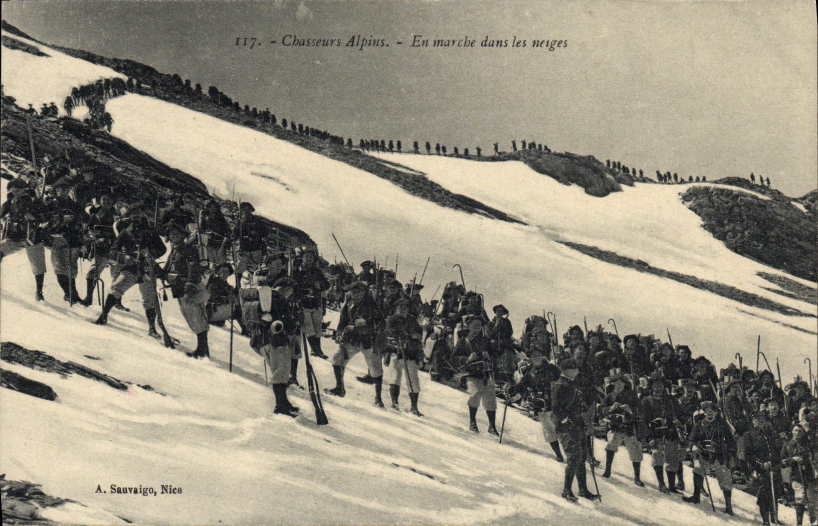 CPA Militaria Chasseurs Alpins En marche dans les neiges