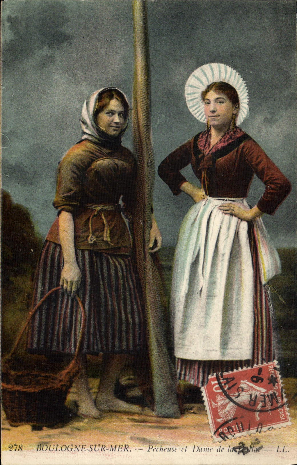 CPA Folklore Boulogne sur Mer Pecheuse et dame de la Halle 