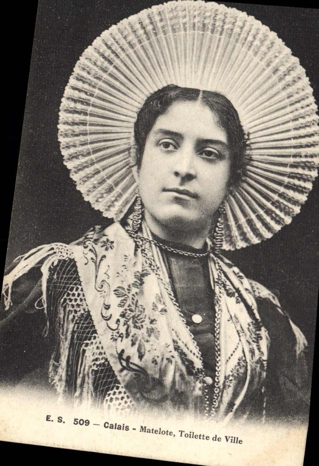 CPA Folklore Calais Matelote Toilette de ville 