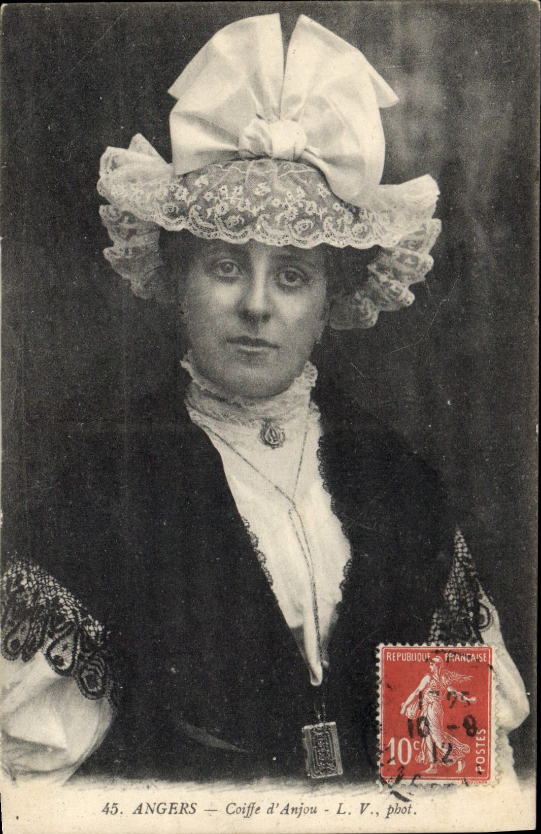 CPA Folklore Coiffe d'Anjou Angers 
