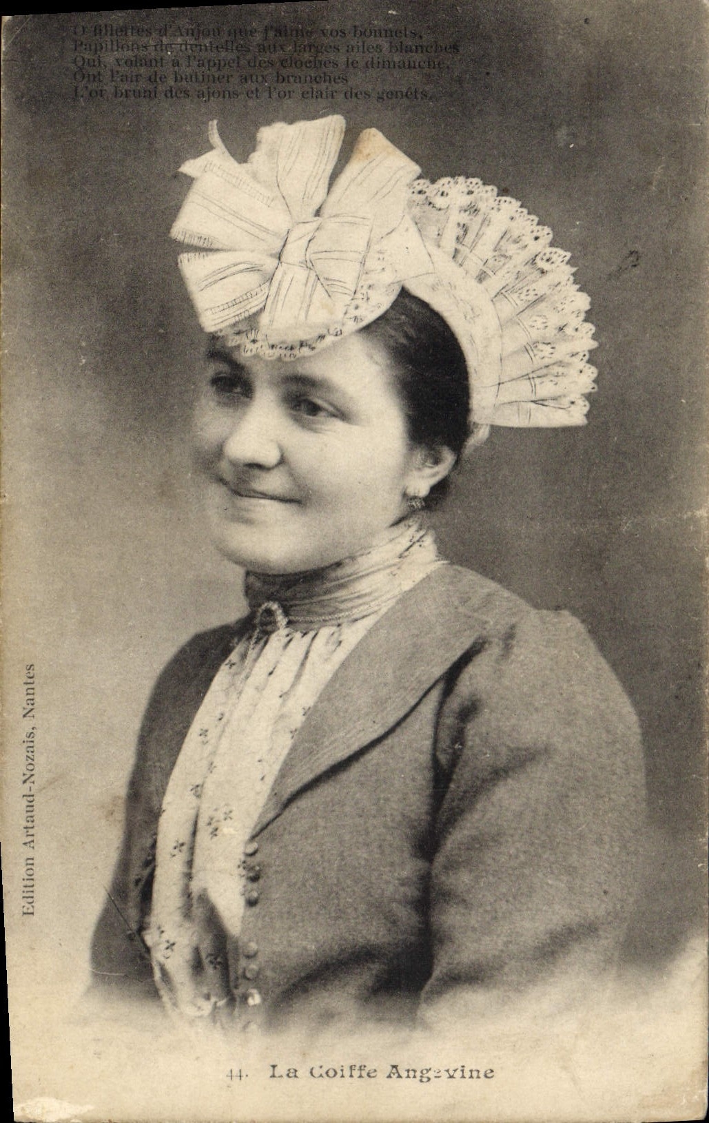 CPA Folklore La coiffe Angevine 