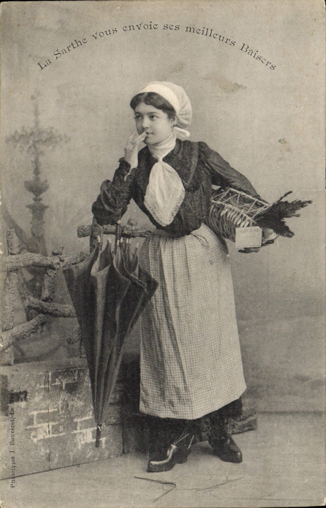 CPA Folklore La Sarthe Femme 