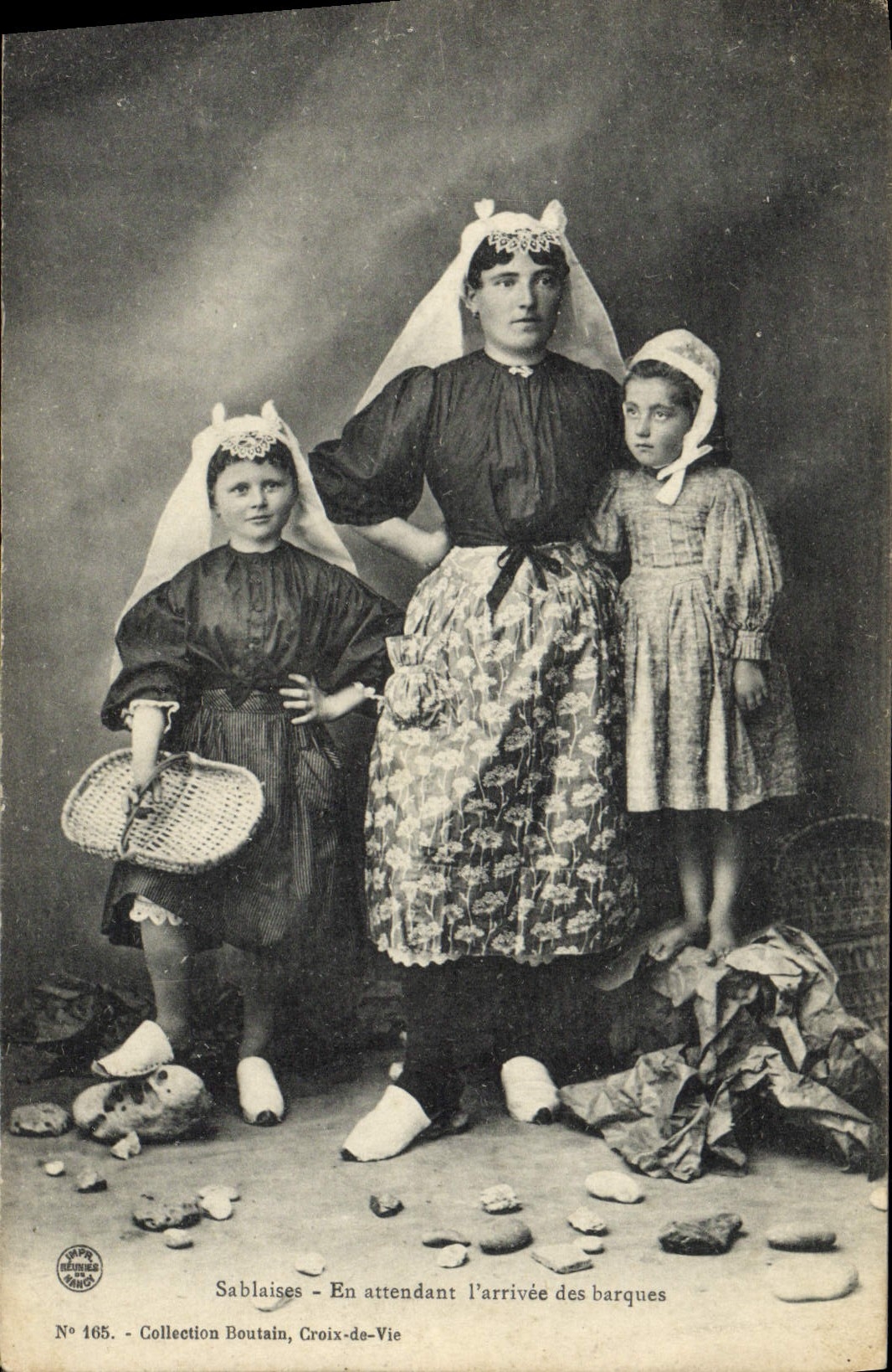 CPA Folklore Sablaises En attendant l'arrivee des barques