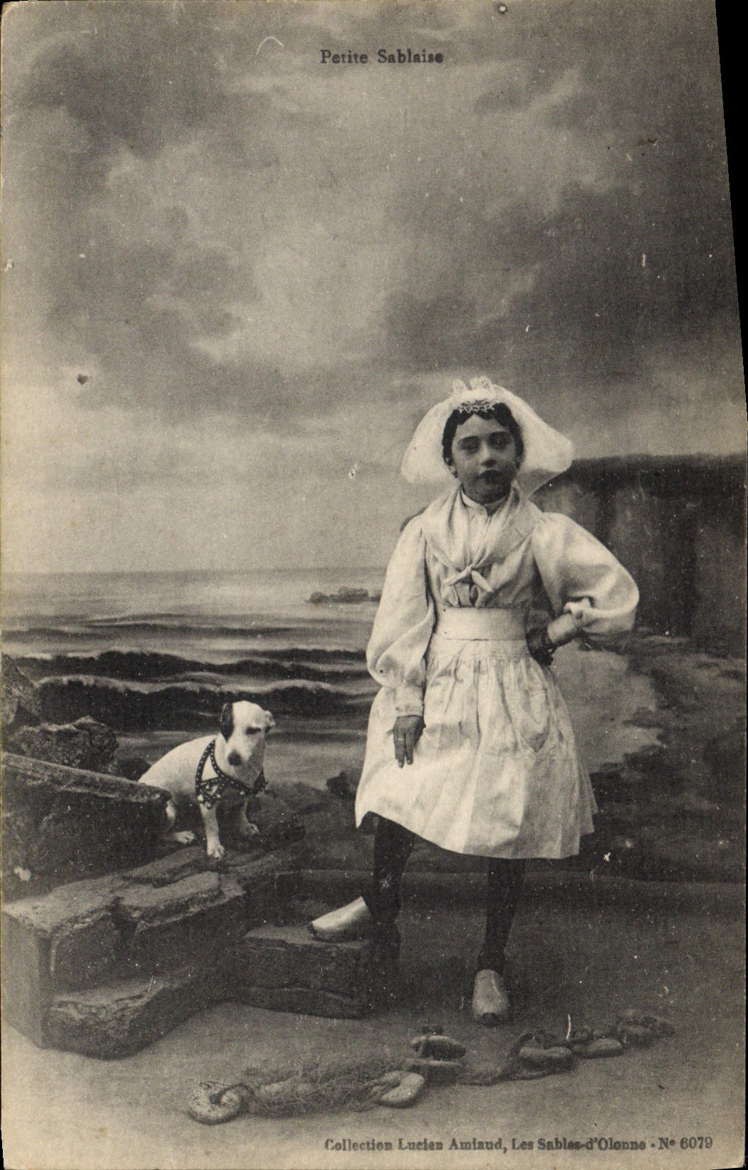 CPA Folklore Petite Sablaise Chien 