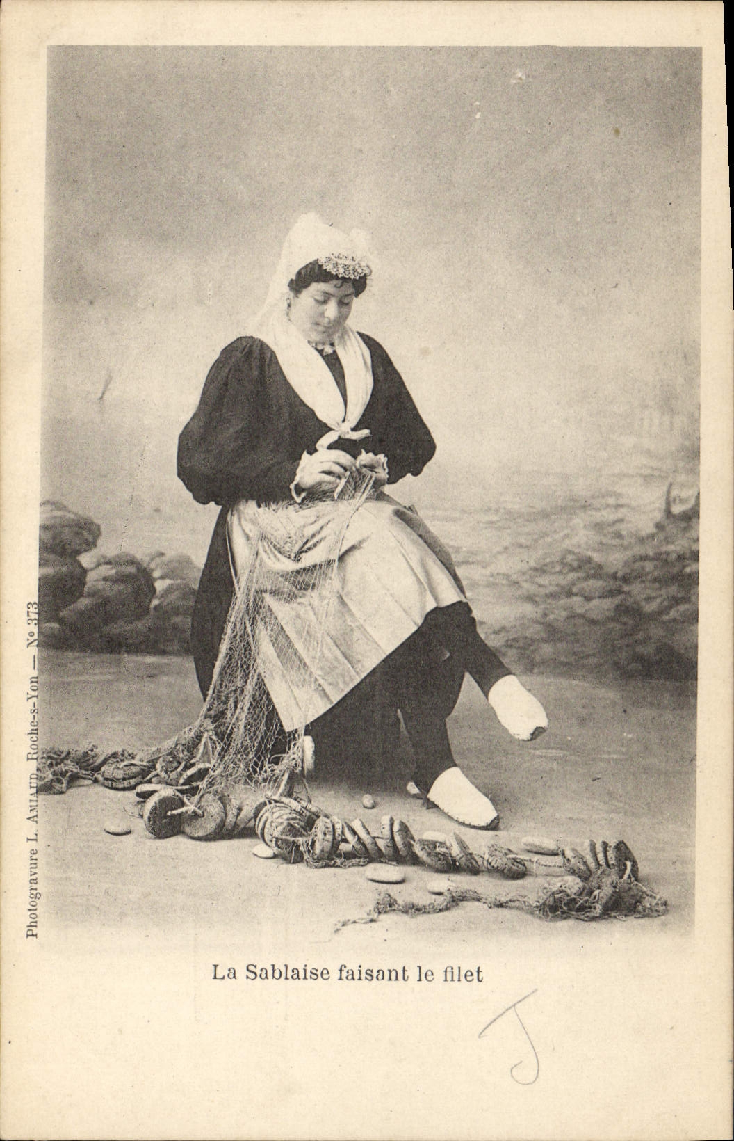 CPA Folklore La Sablaise faisant le filet