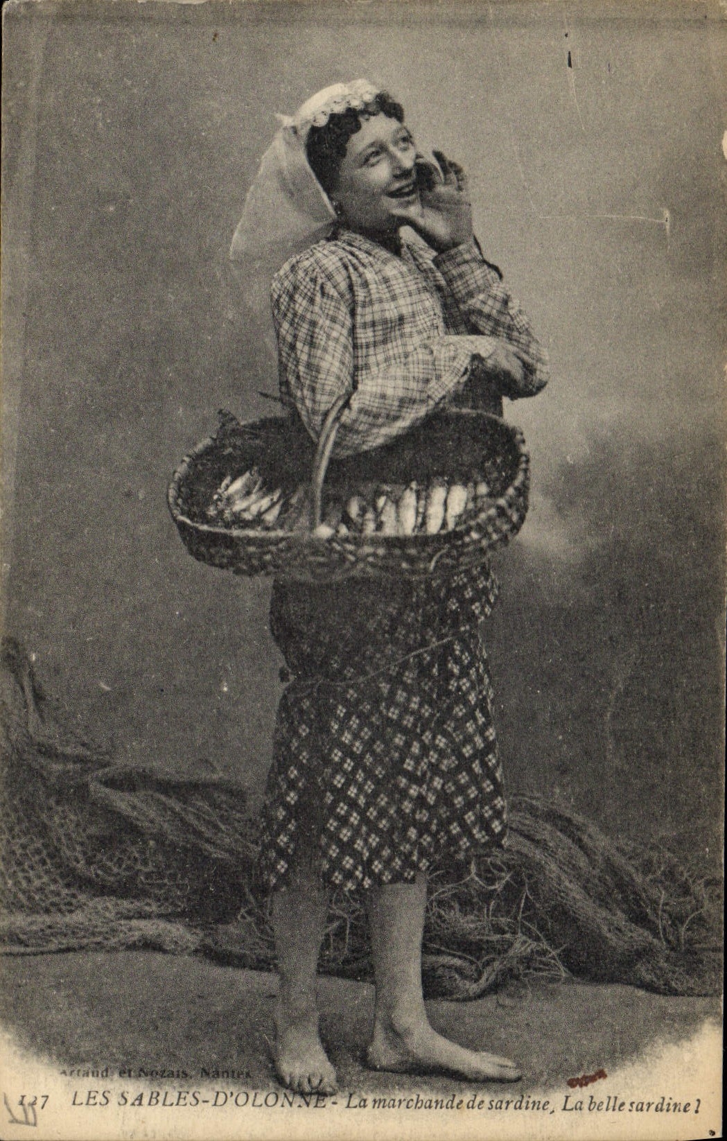 CPA Folklore Les Sables d'Olonne La marchande de sardine La belle sardine