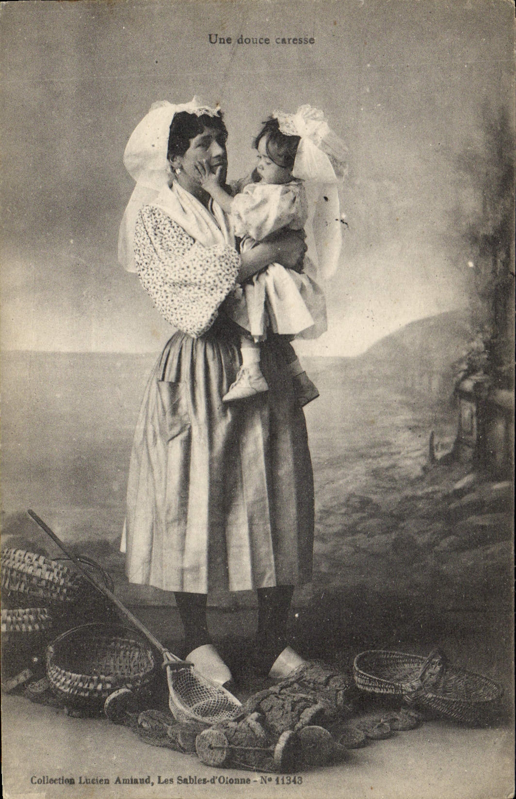 CPA Folklore Une douce caresse Enfant