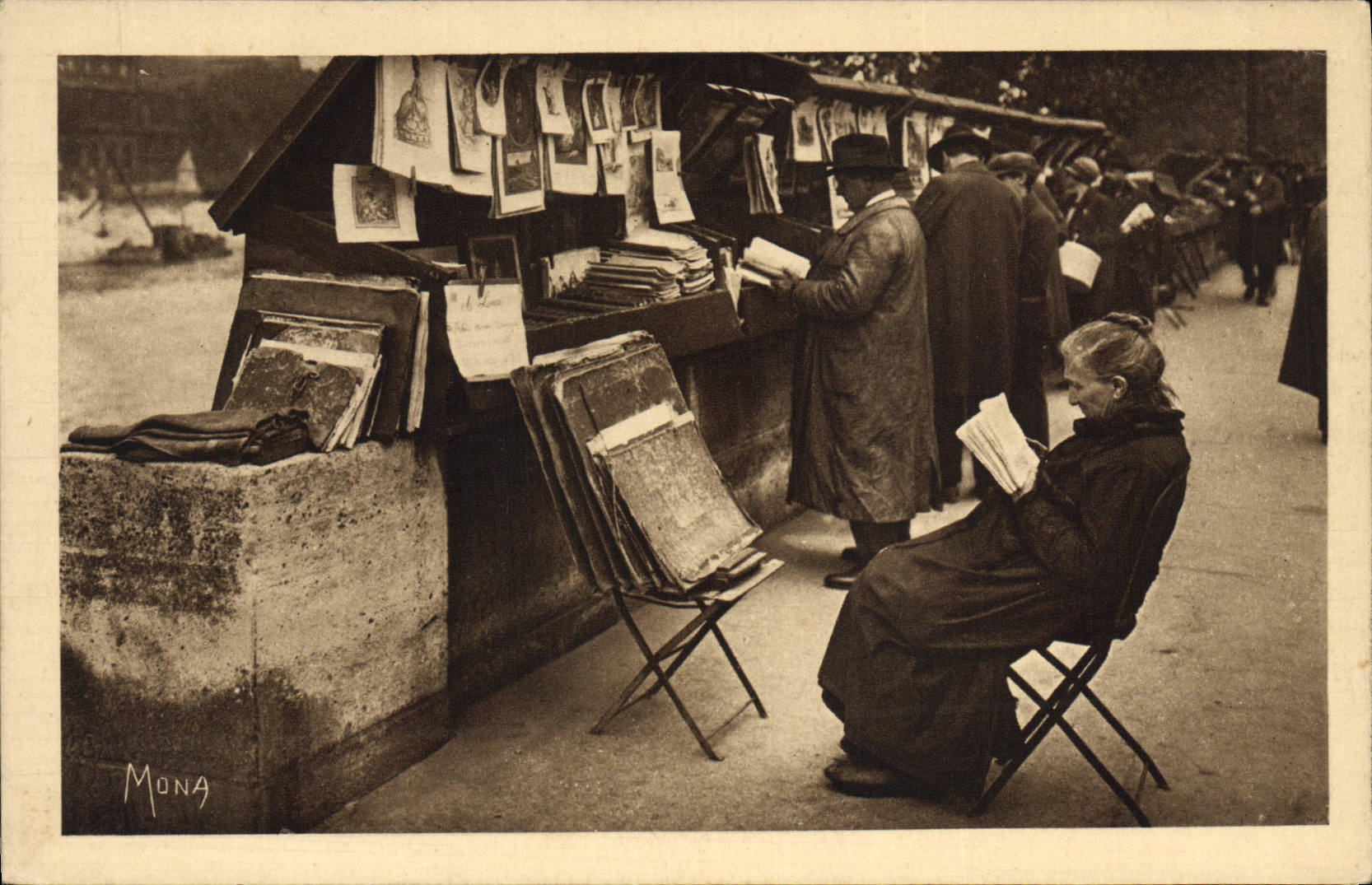 CPA Paris Chez les bouquinistes du Quai Voltaire