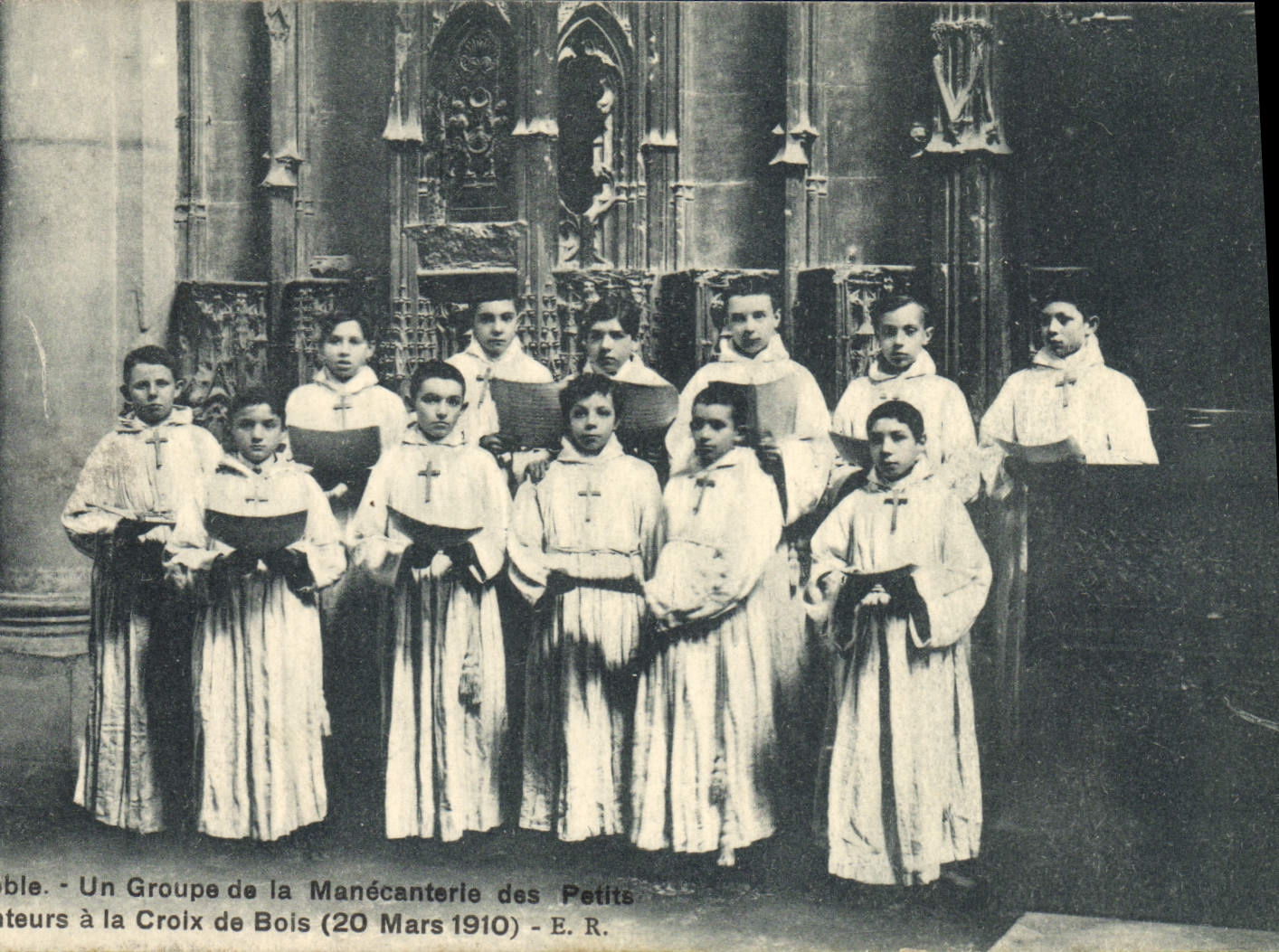 CPA Grenoble Un groupe de la Manecanterie des Petits Chanteurs a la Croix de Bois 20 mars 1910 