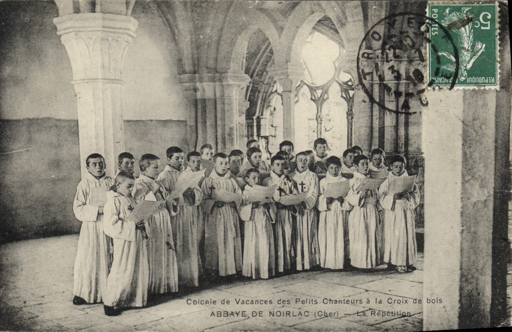 CPA Colonie de vacances des Petits Chanteurs a la Croix de Vois Abbaye de Noirlac La repetition