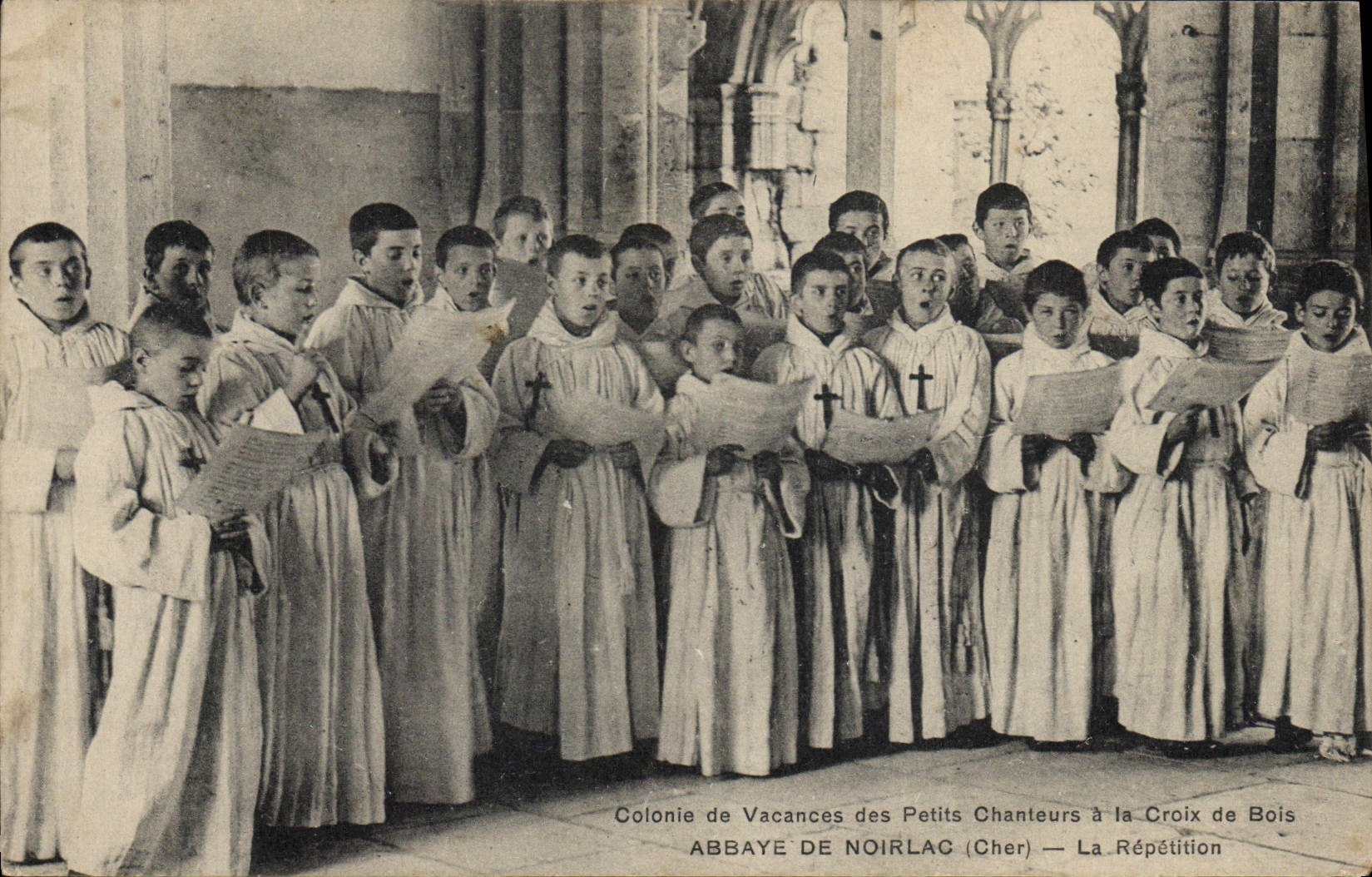 CPA Colonie de vacances des Petits Chanteurs a la Croix de Bois Abbaye de Noirlac La repetition 
