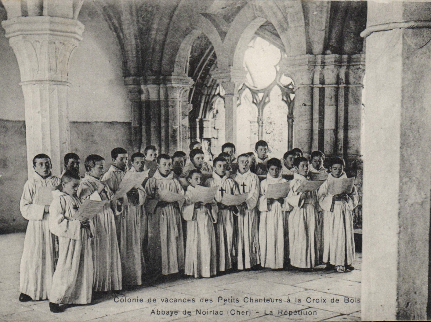 CPA La Manecanterie des petits chanteurs a la Croix de Bois Rue Lecourbe Paris Colonie de vacances a l'abbaye de Noirac La repetition