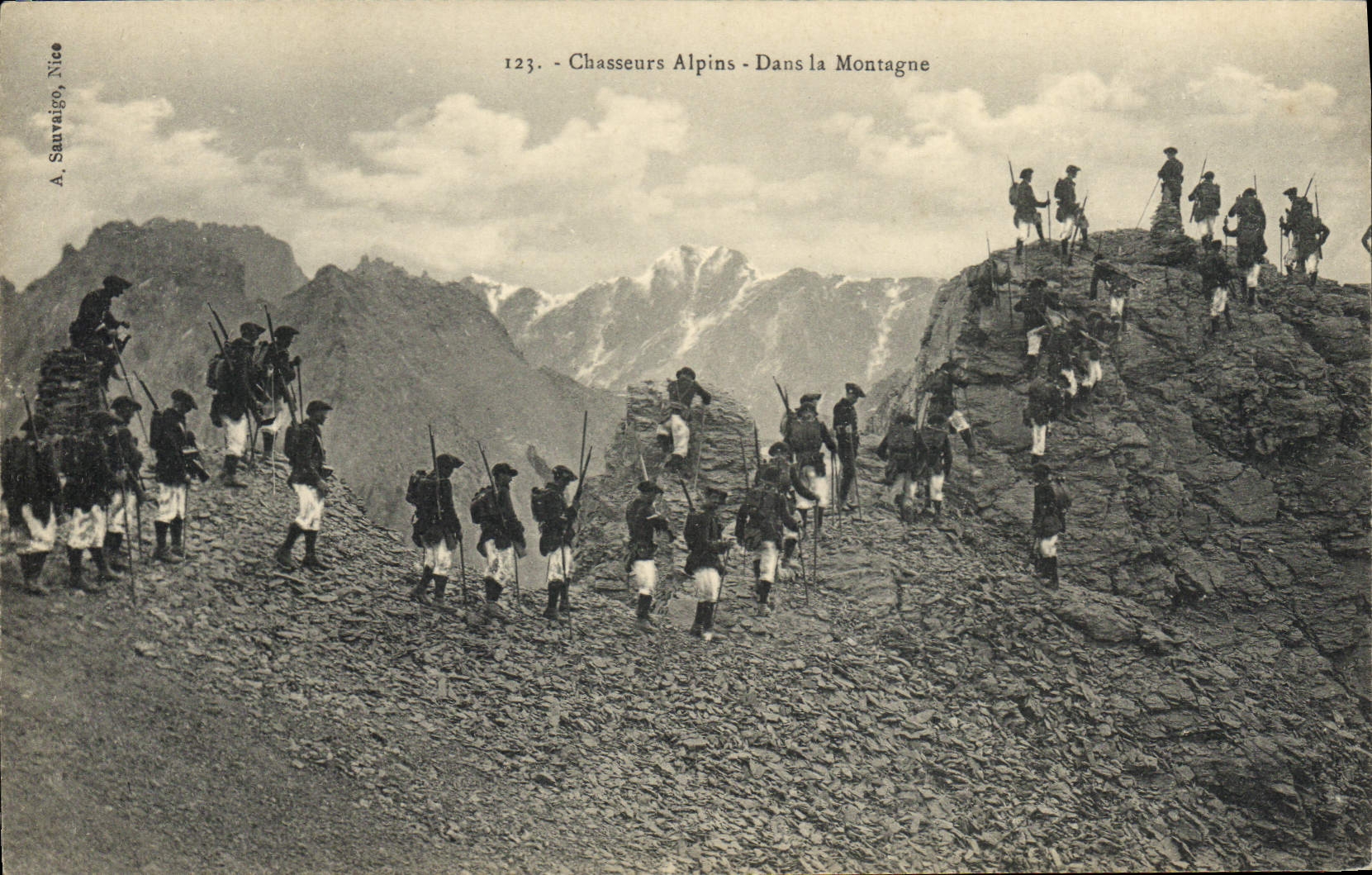 CPA Militaria Chasseurs Alpins Chasseurs alpins Dans la montagne