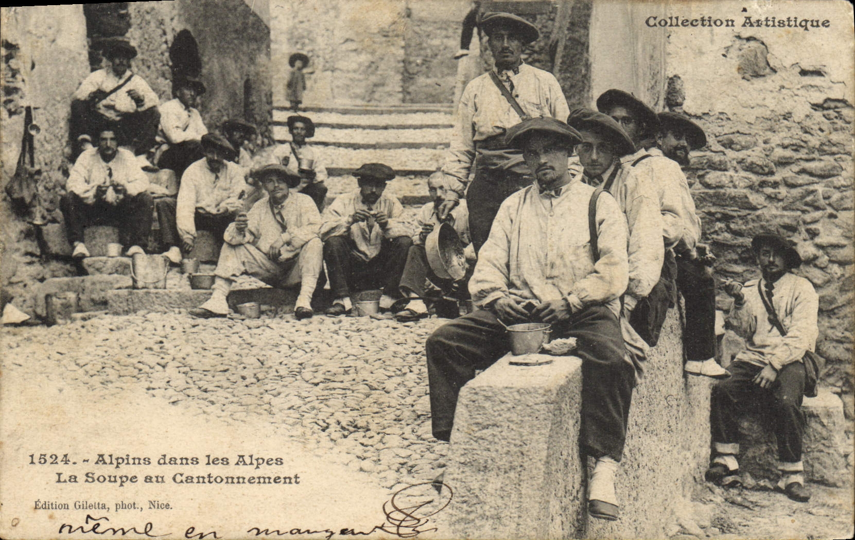 CPA Militaria Chasseurs Alpins dans les Alpes La soupe au cantonnement