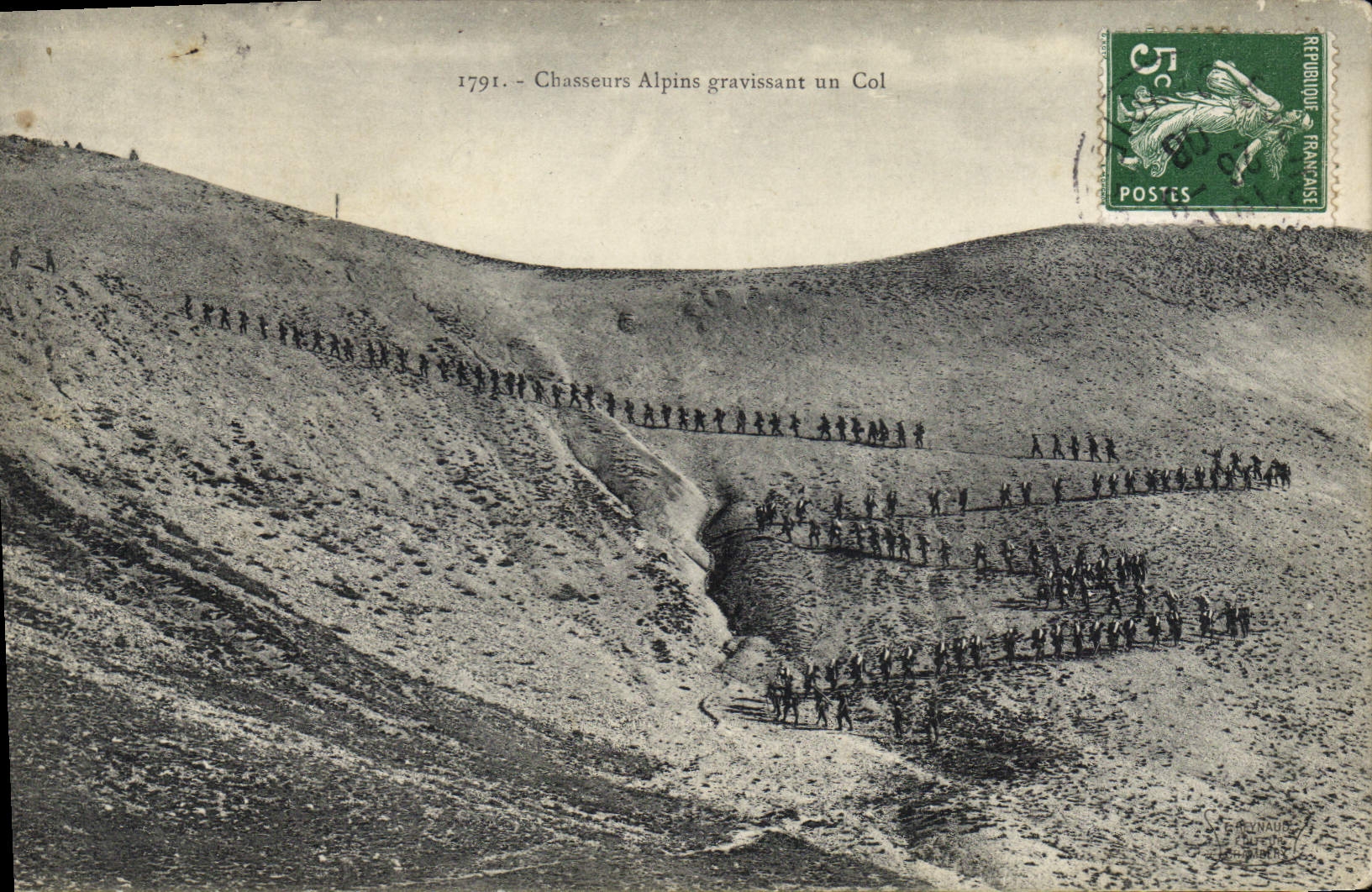 CPA Militaria Chasseurs Alpins gravissant un col