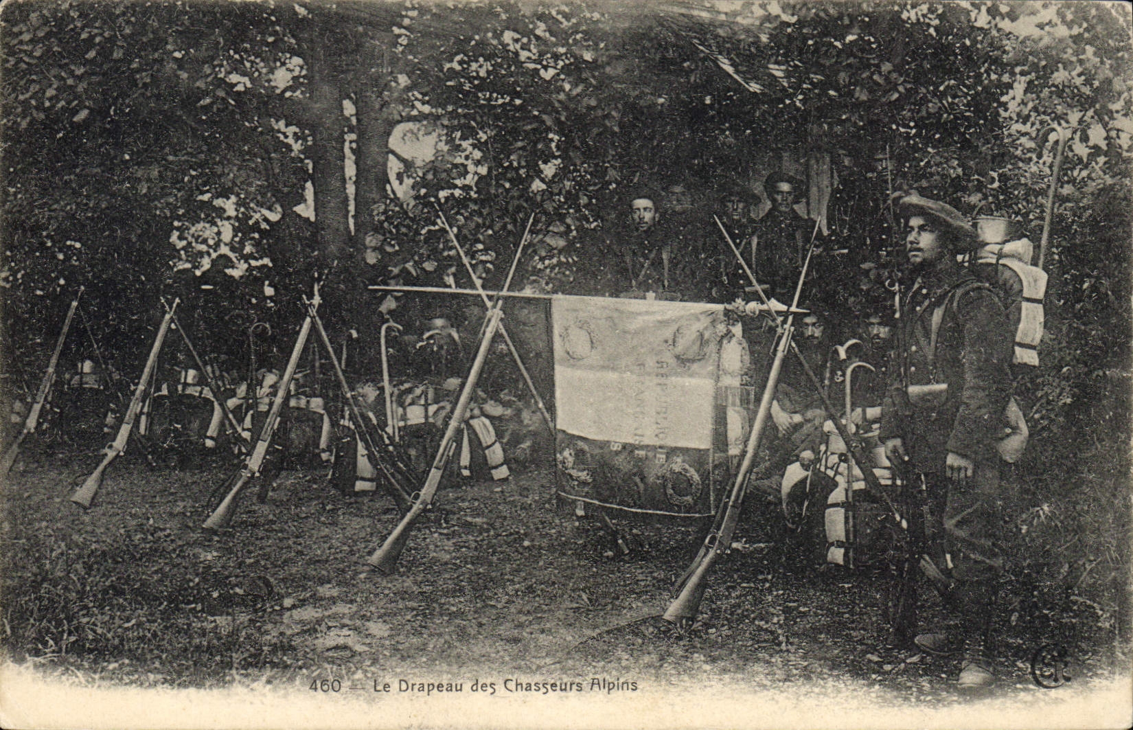 CPA Militaria Chasseurs Alpins Le drapeau