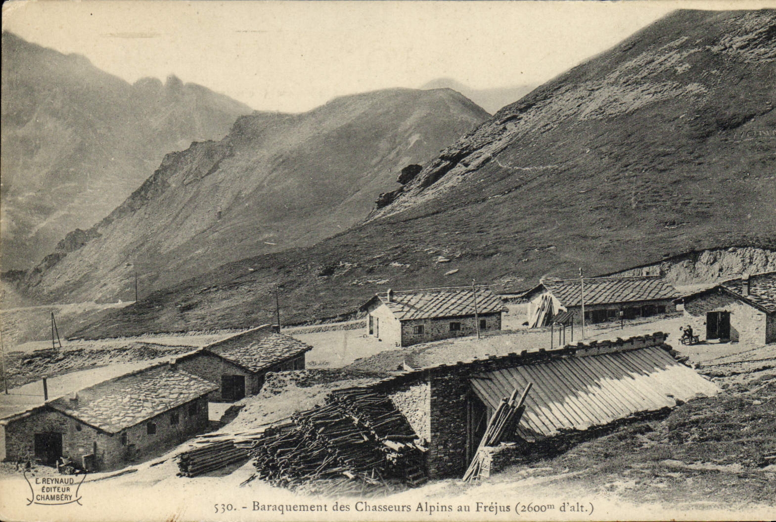 CPA Militaria Baraquement des Chasseurs Alpins au Frejus