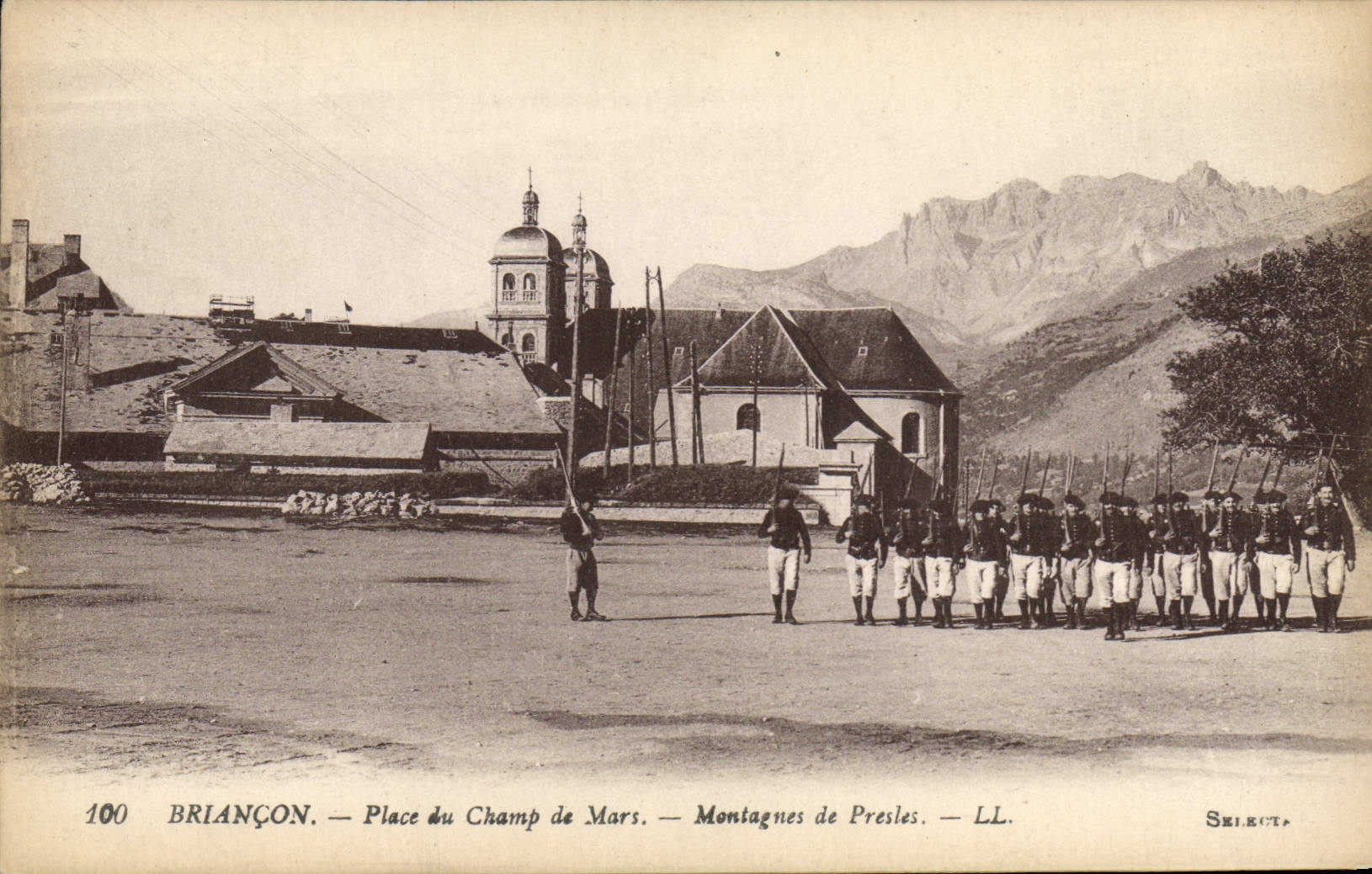 CPA Militaria Chasseurs Alpins Briancon Place du Champ de Mars Montagnes de Presles