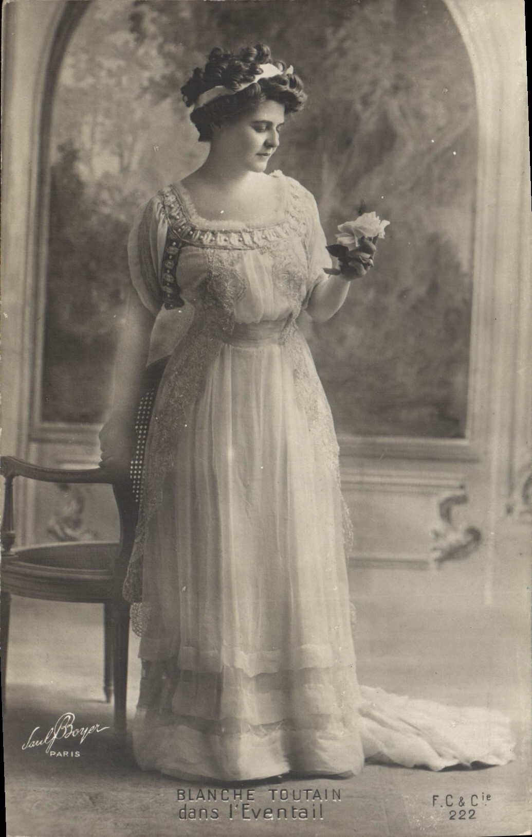 CPA Femme Theatre Blanche Toutain das l'Eventail