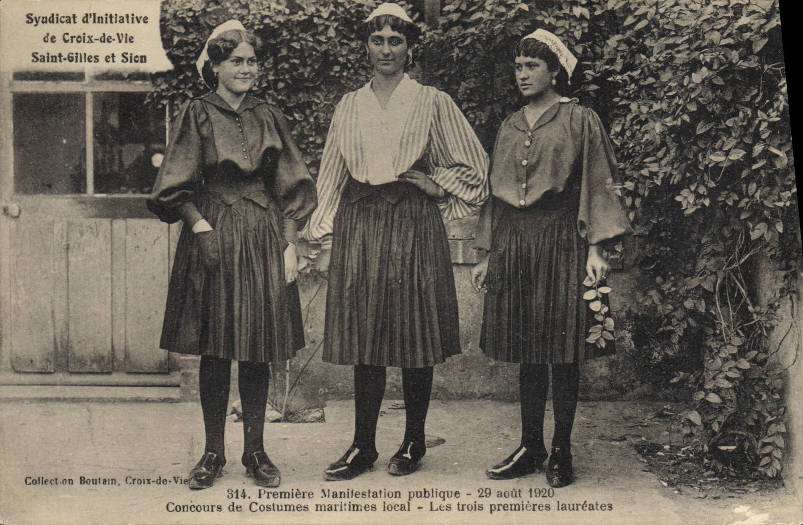 CPA Folklore Syndicat d'initiative de Croix de Vie Saint Gilles et Sion Premiere manifestation 29 aout 1920 Concours de costumes maritimes local Les trois premieres laureates
