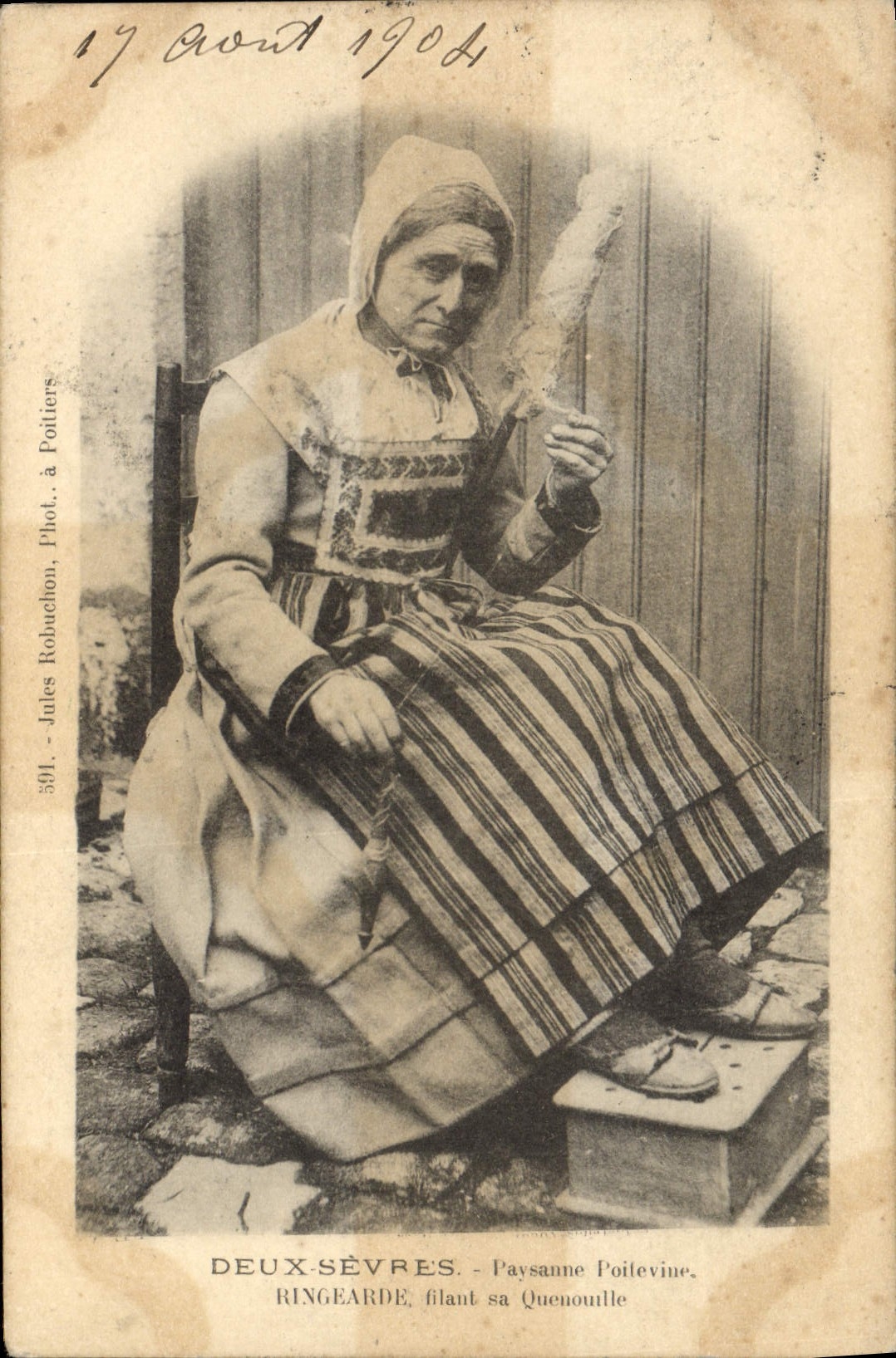 CPA Folklore Deux Sevres Paysanne Poitevinne Ringearde filant sa quenouille