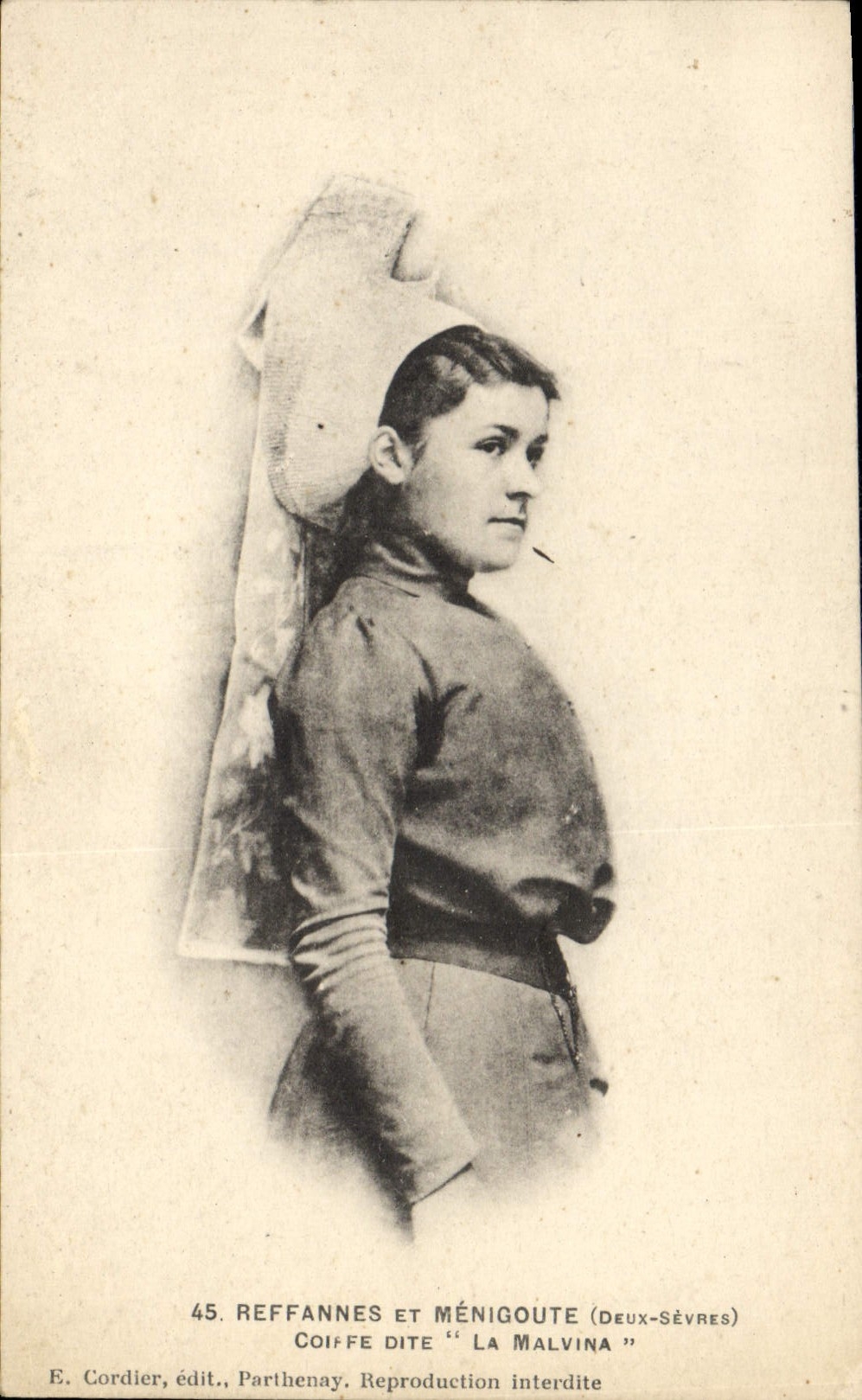 CPA Folklore Reffannes et Menigoute Coiffe dite La Malvina