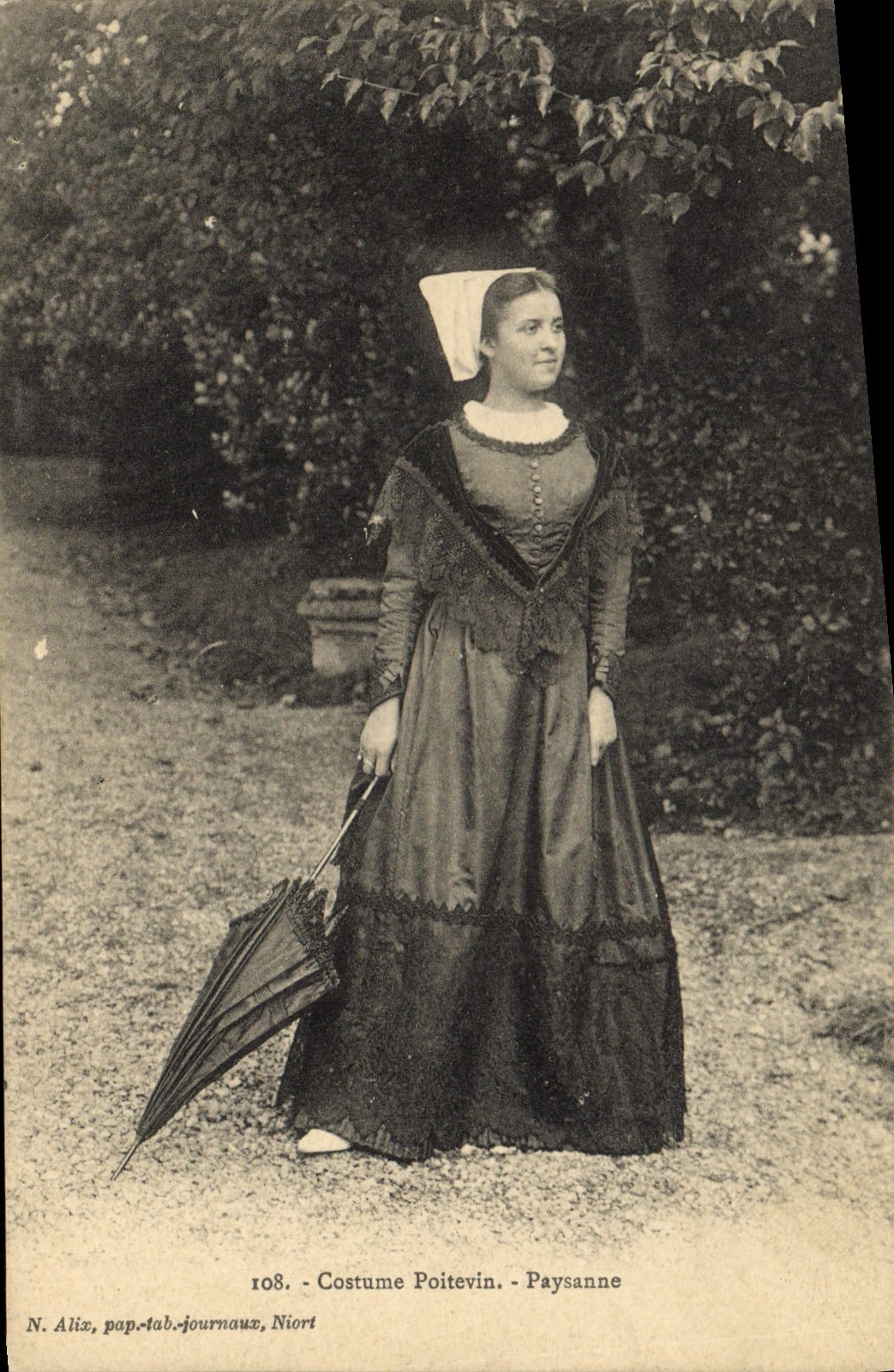 CPA Folklore Costume Poitevin Paysanne