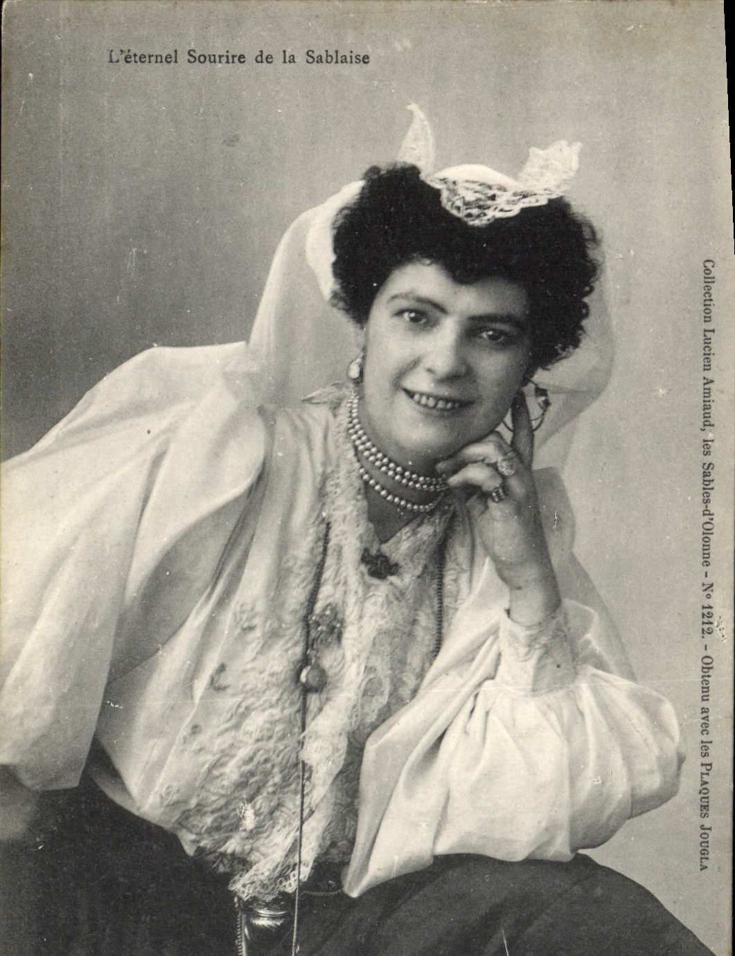 CPA Folklore L'eternel sourire de la Sablaise