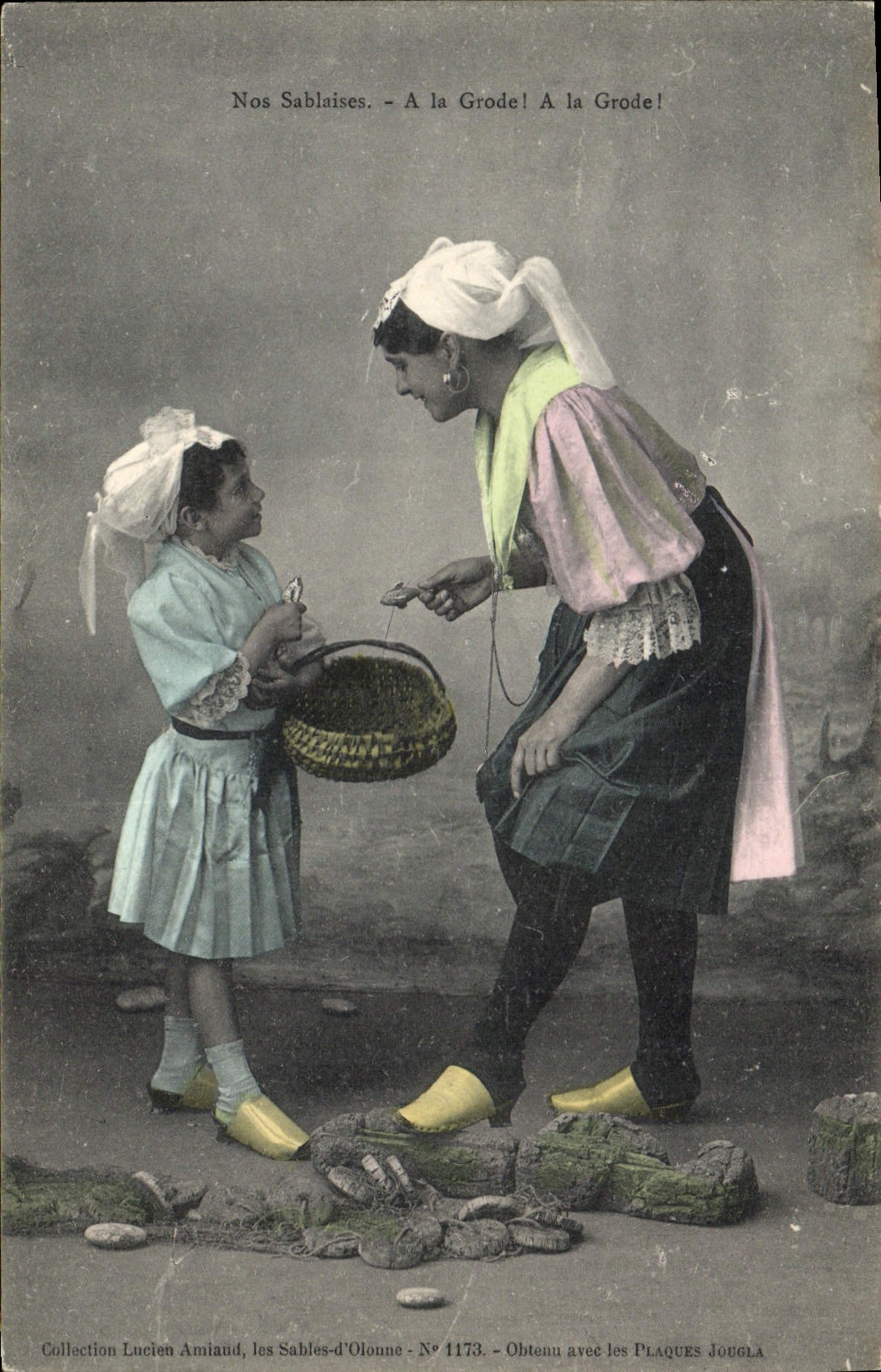 CPA Folklore Nos Sablaises a la grode Enfant Femme