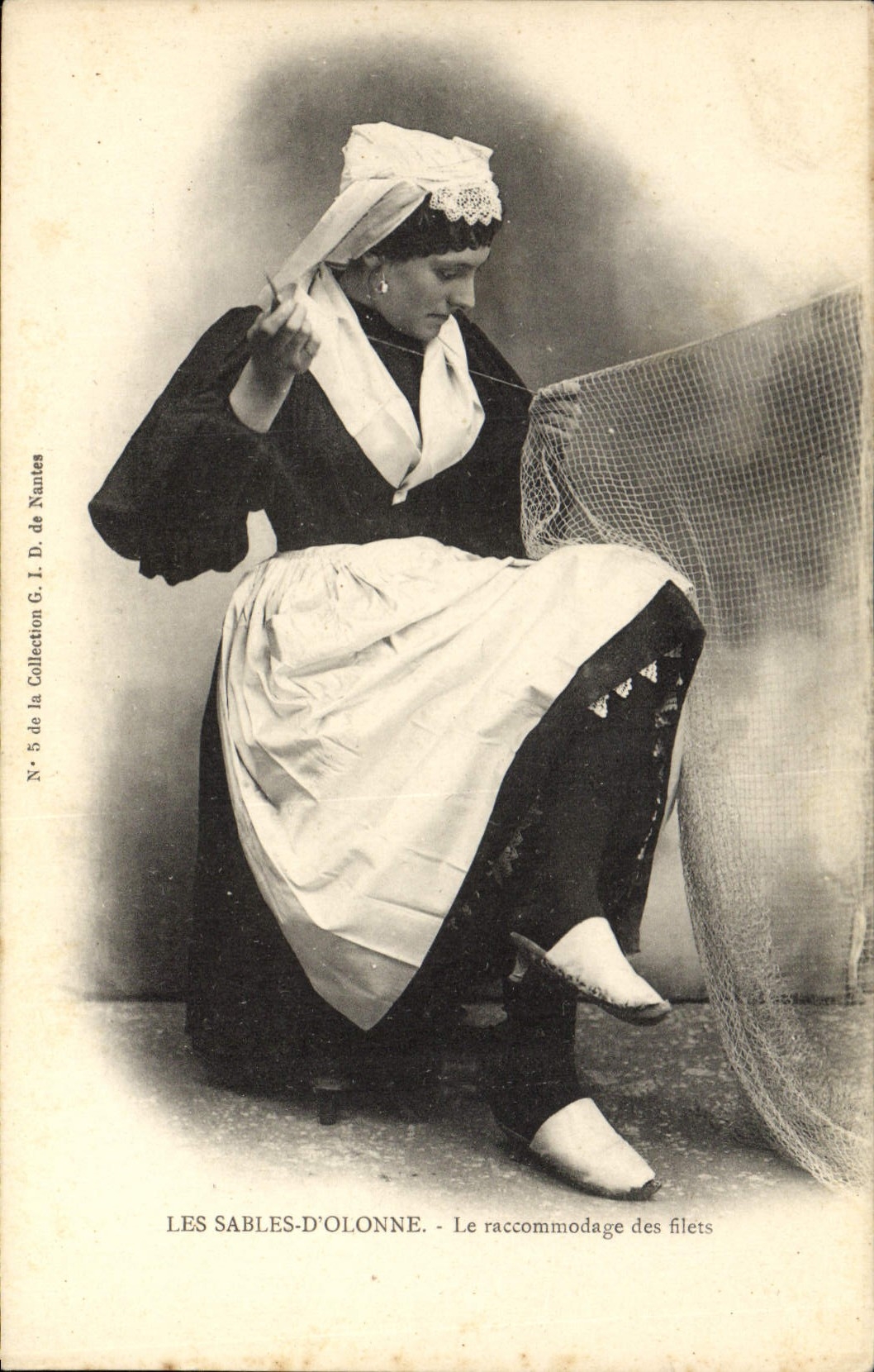 CPA Folklore Les Sables d'Olonne Le racommodage des filets Femme