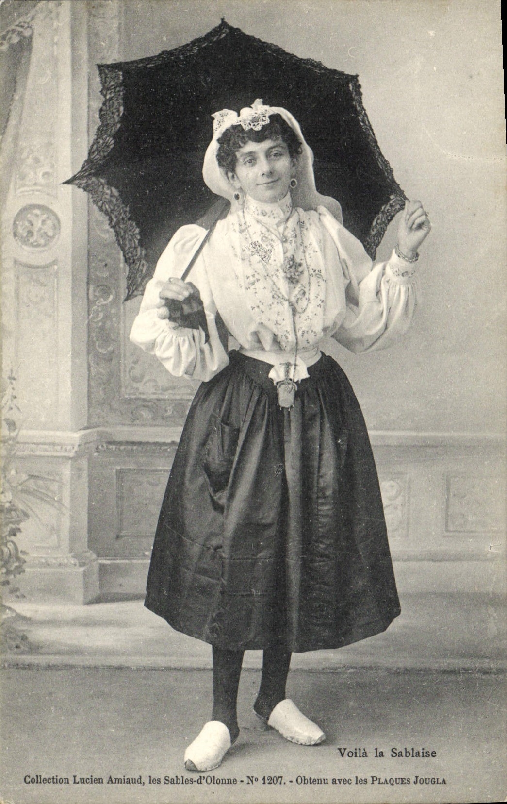 CPA Folklore Voila la Sablaise