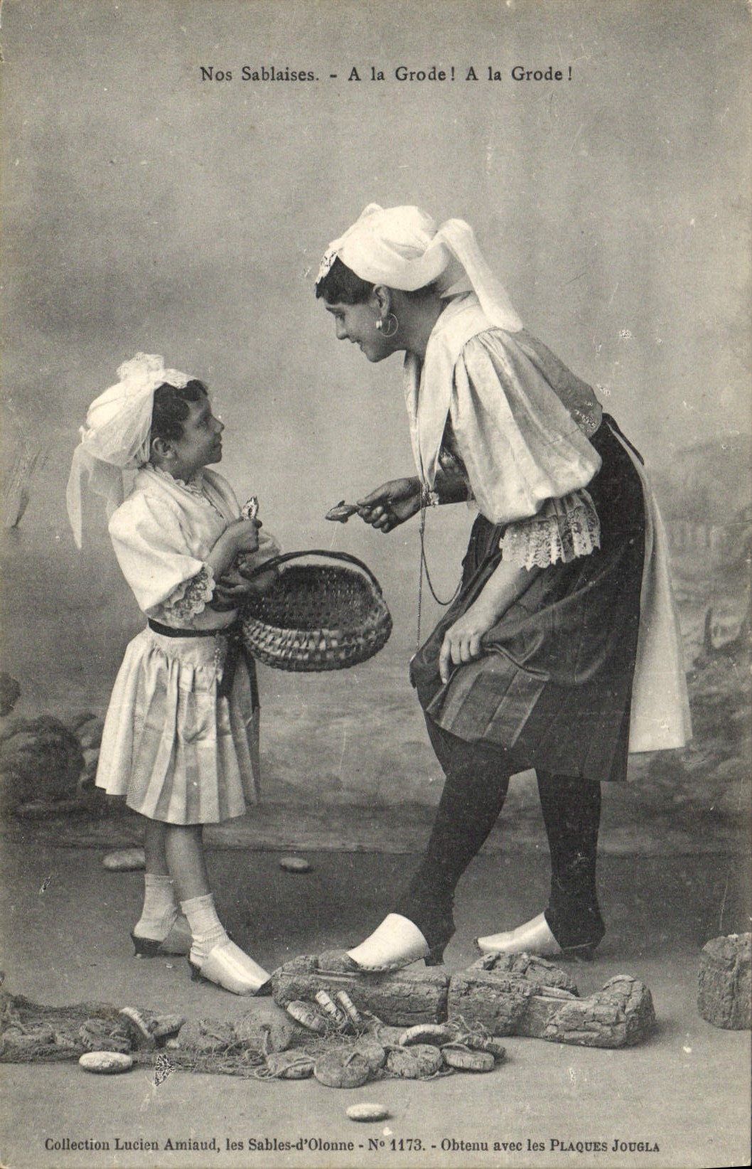 CPA Folklore Nos Sablaises Enfant Femme