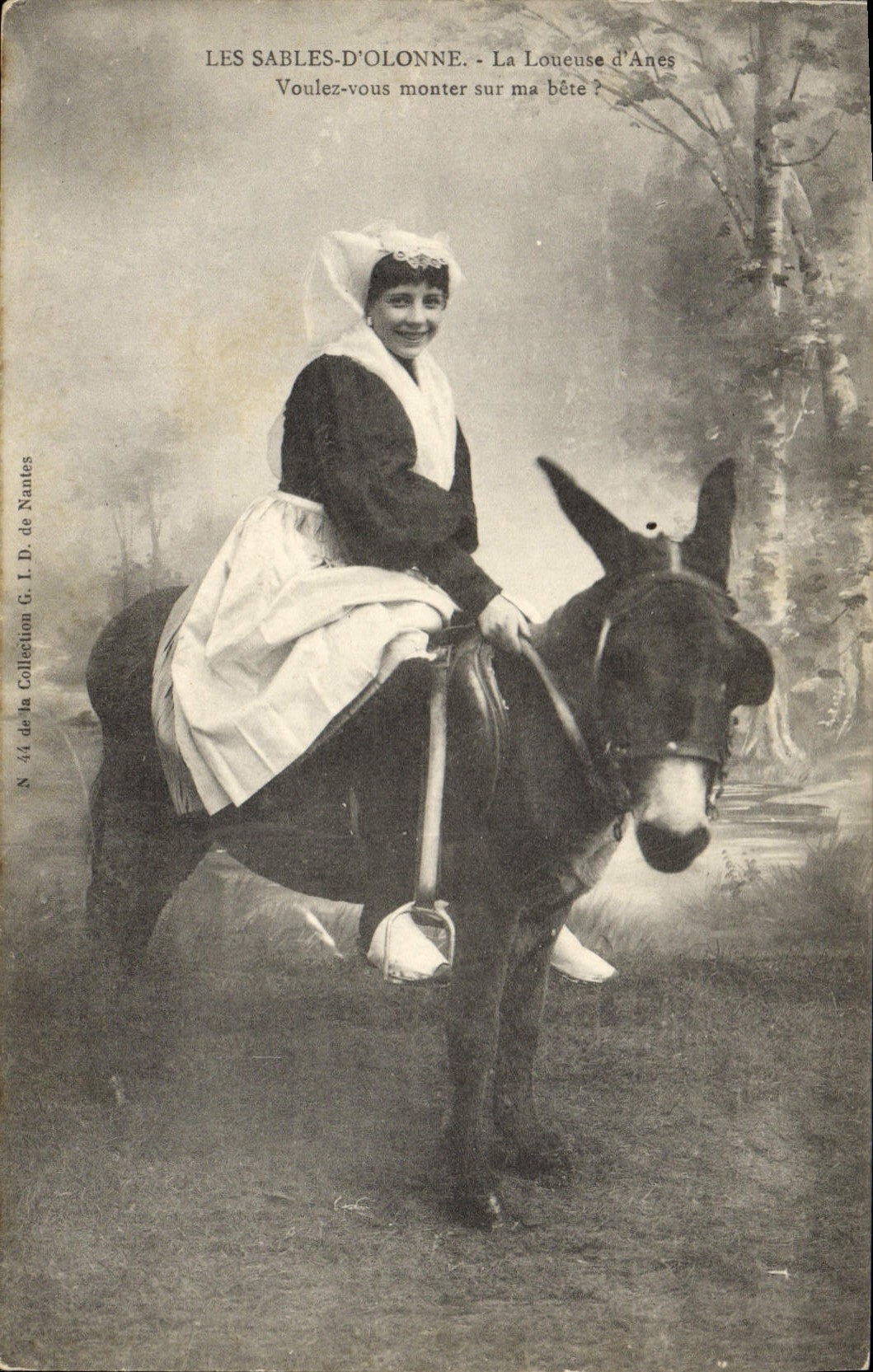 CPA Folklore Les Sables d'Olonne La loueuse d'anes Mule Ane