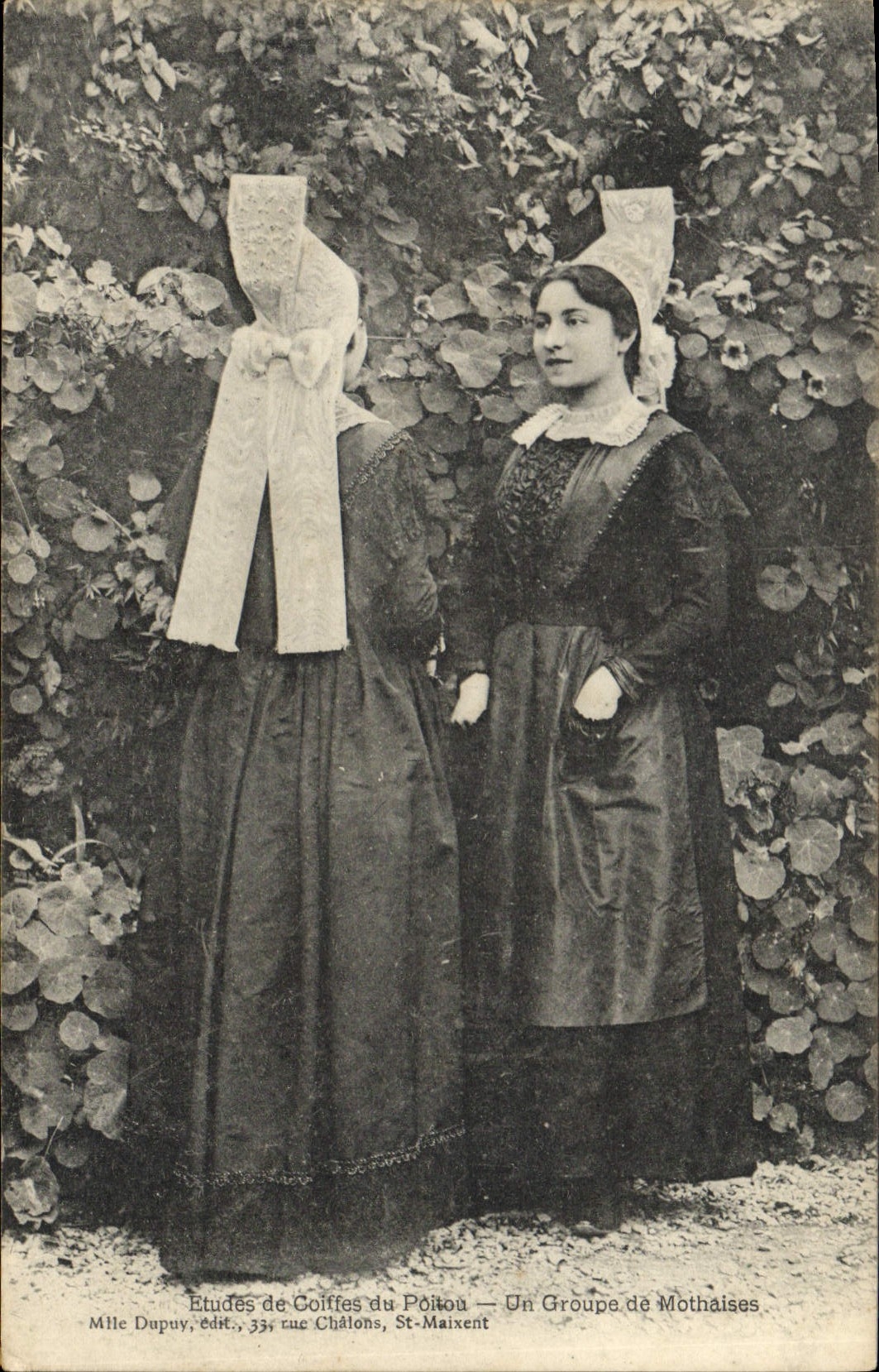 CPA Folklore Poitou Un groupe de Mothaises Femmes