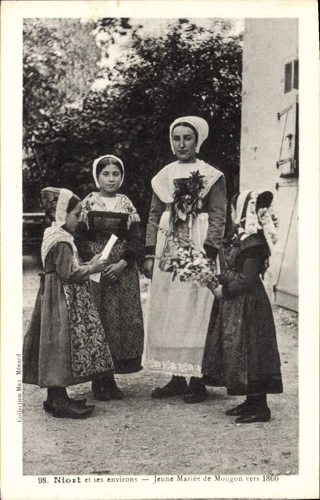 CPA Folklore Niort Jeune mariee de Mougon vers 1860 Enfants