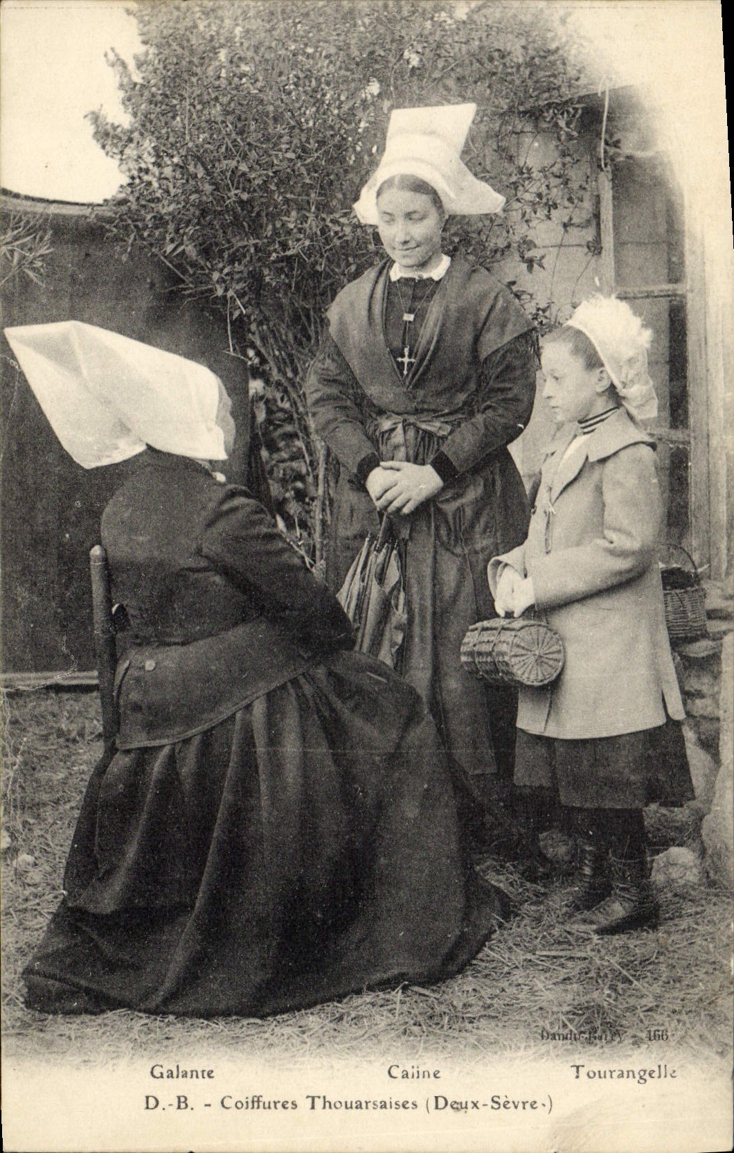 CPA Folklore Coiffures Thouarsaises Enfant