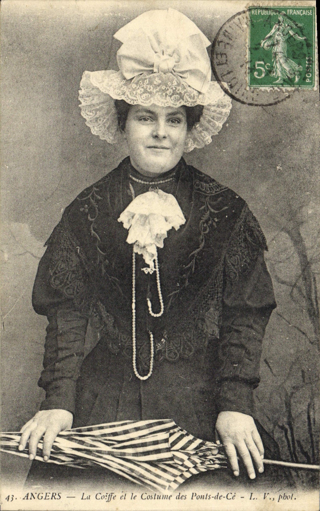 CPA Folklore Angers La coiffe et le costume des Ponts de Ce