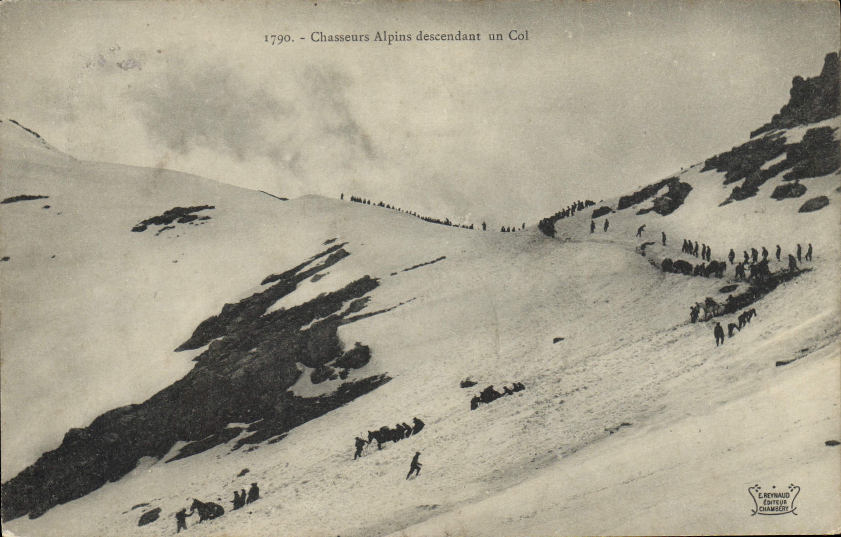 CPA Militaria Chasseurs Alpins descendant un col