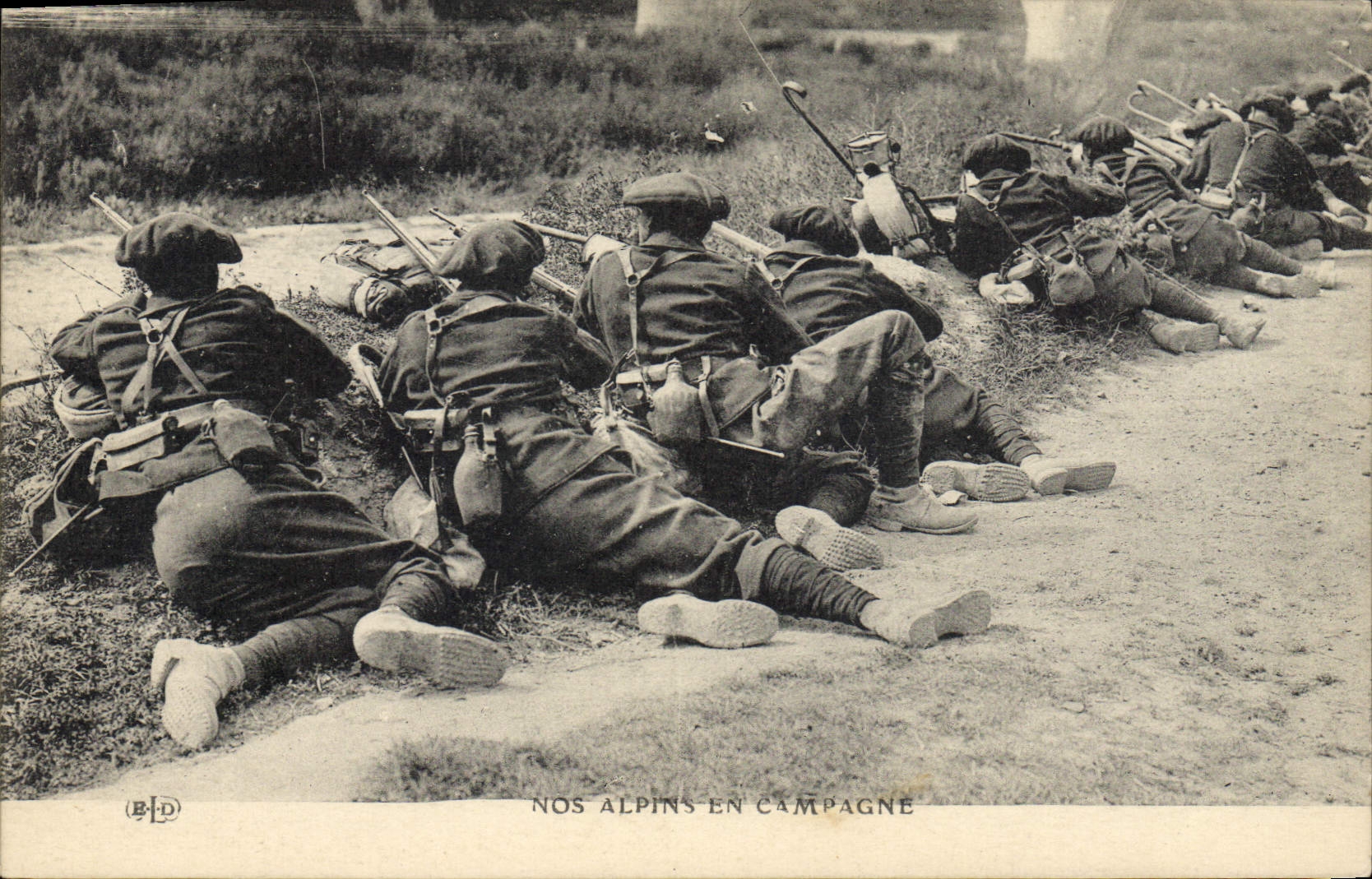 CPA Militaria Chasseurs Alpins Nos alpins en campagne