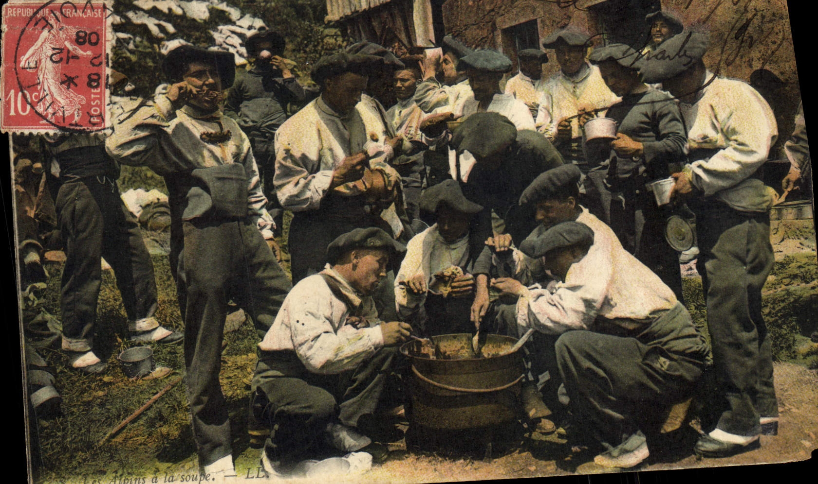 CPA Militaria Chasseurs Alpins Les Alpins a la soupe