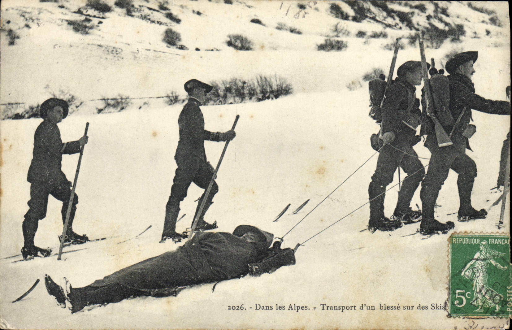 CPA Militaria Chasseurs Alpins Dans les Alpes Transport d'un blesse sur des skis