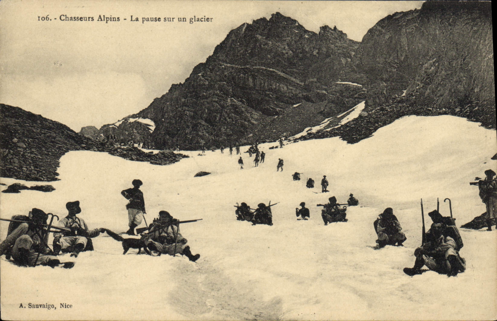 CPA Militaria Chasseurs Alpins La pause sur un glacier