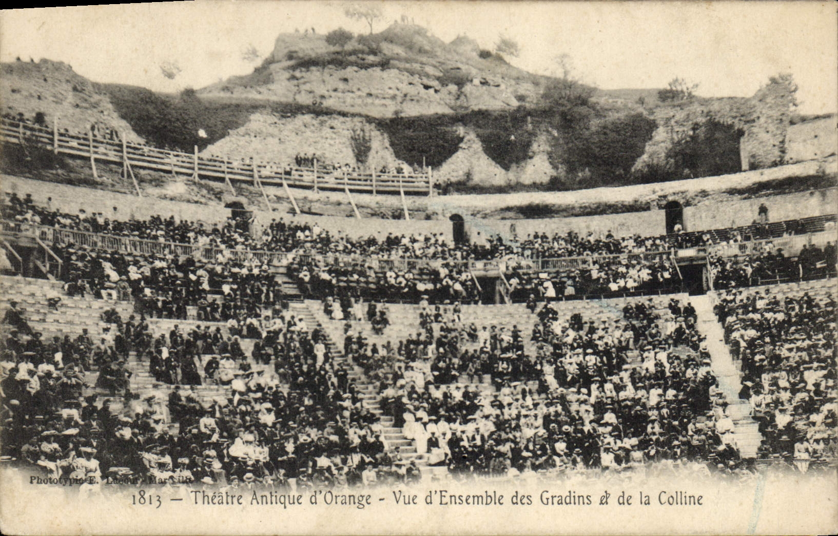 CPA Theatre antique d'Orange Vue d'ensemble des gradins et de la colline