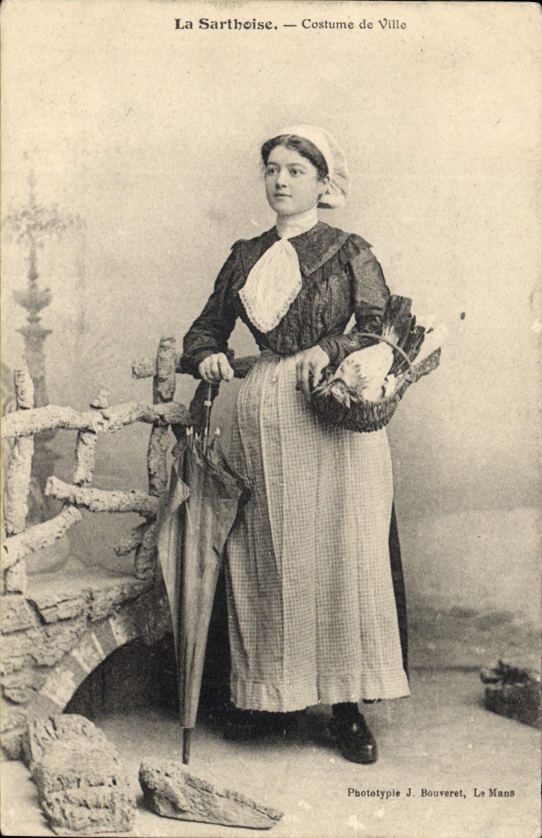 CPA Folklore La Sarthoise Costume de ville
