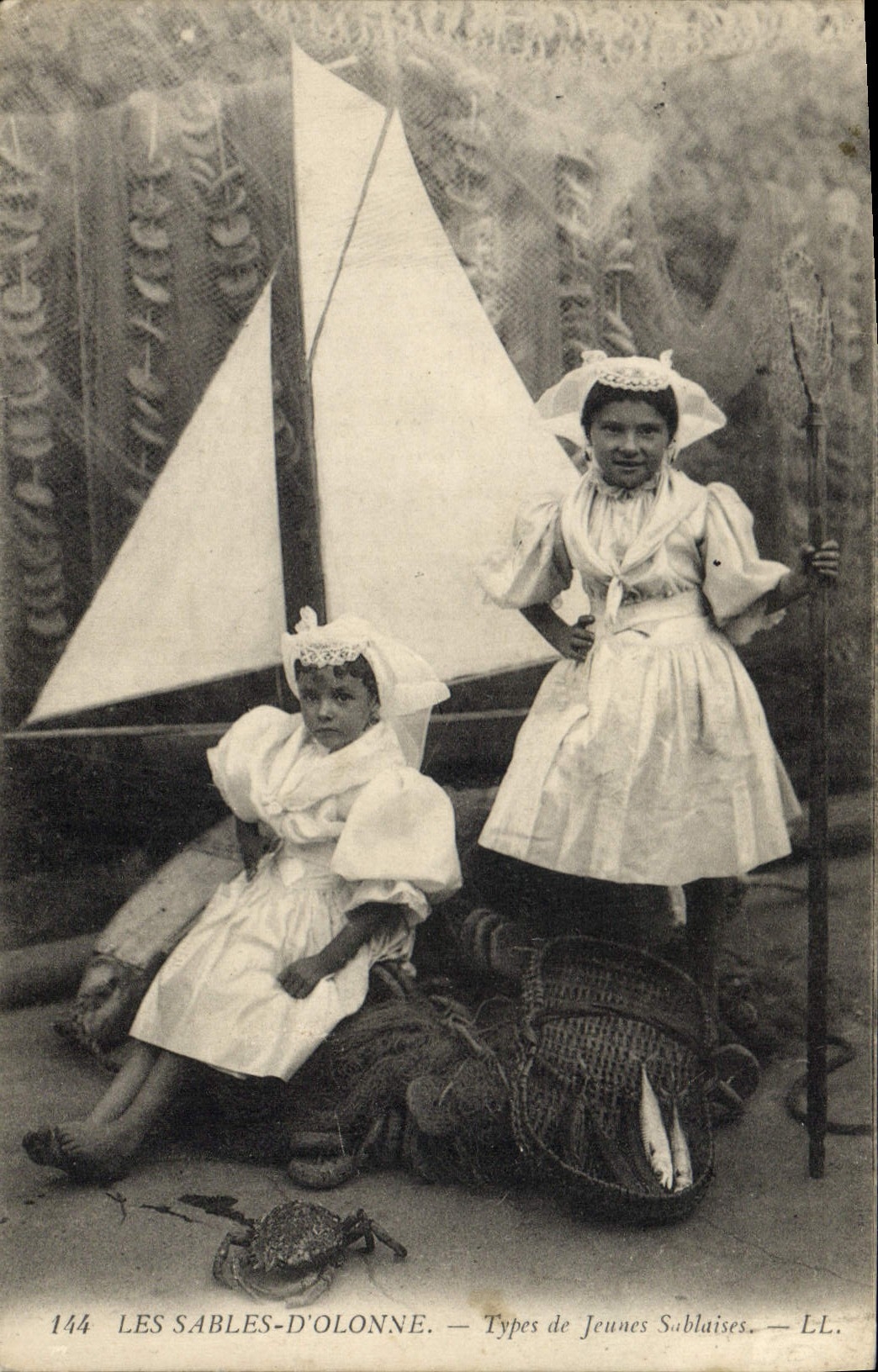 CPA Folklore Les Sables d'Olonne Types de Jeunes Sablaises Bateau Voilier
